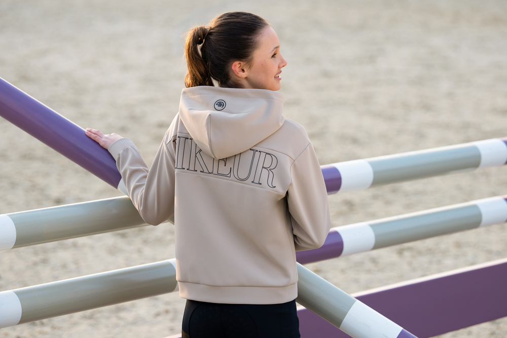 Pulli, Sweatshirt, Kapuzenpulli, Person, Handlauf