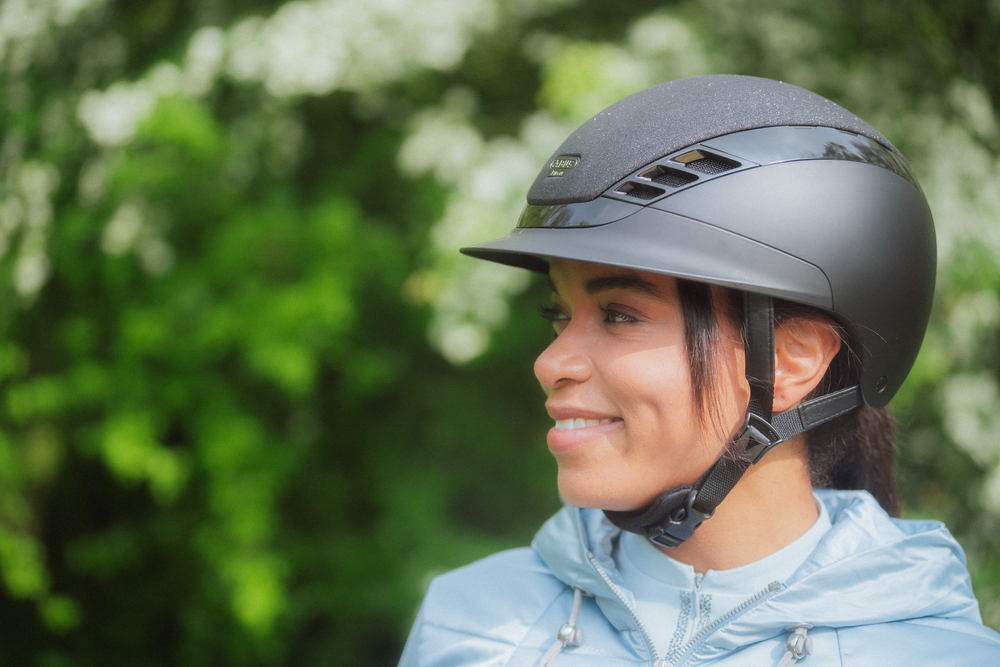 AIRLUXE SUPREME GLAM Short Visor Helme, Schutzhelm, Sturzhelm, Person, Lächeln