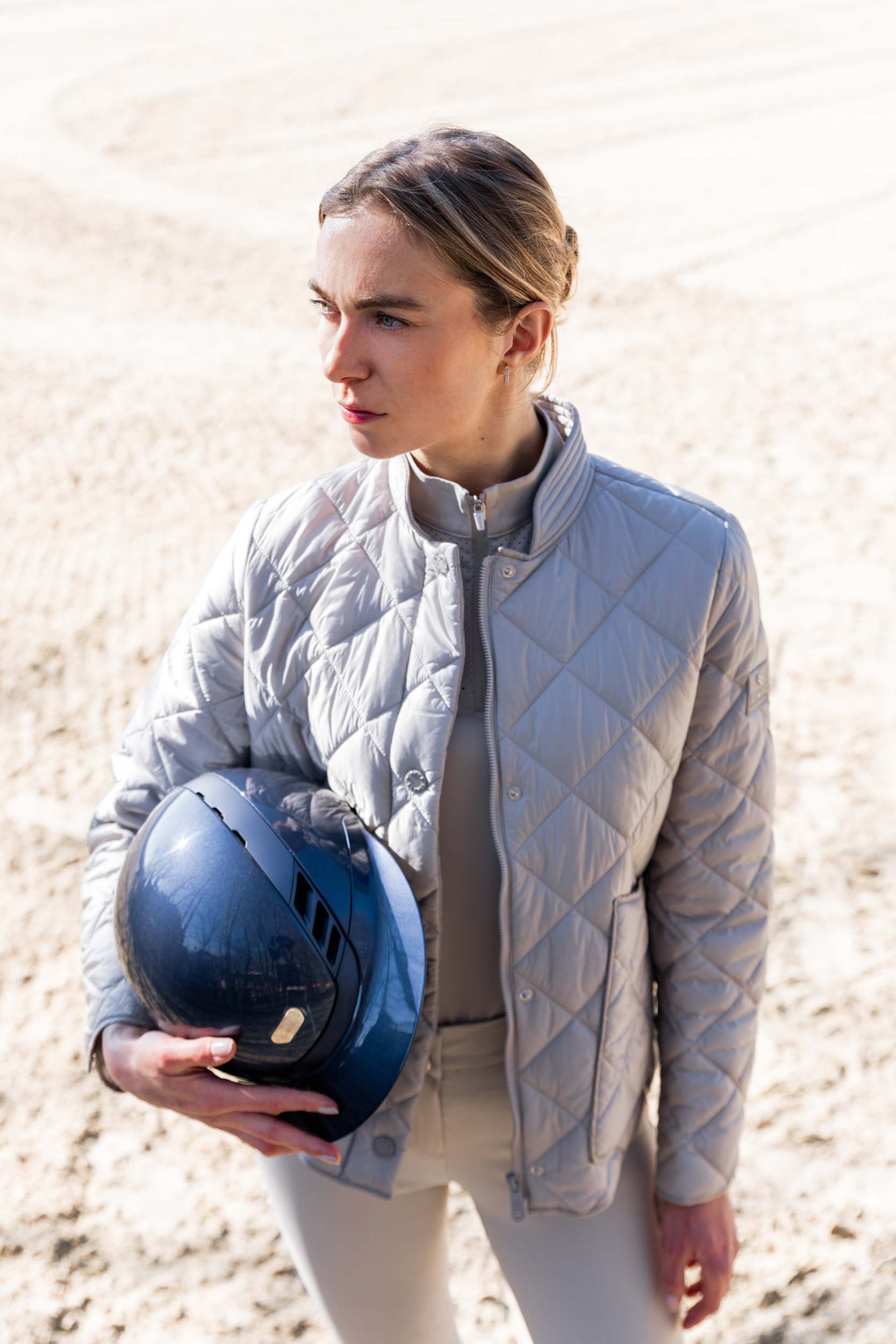 Steppjacke, helles Grau, Frau, Helm, Reitausrüstung