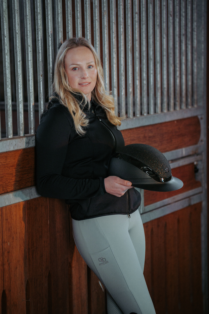 AIRLUXE SUPREME GLAM Long Visor Langarm, Hosen, Person, Lächeln, Frau