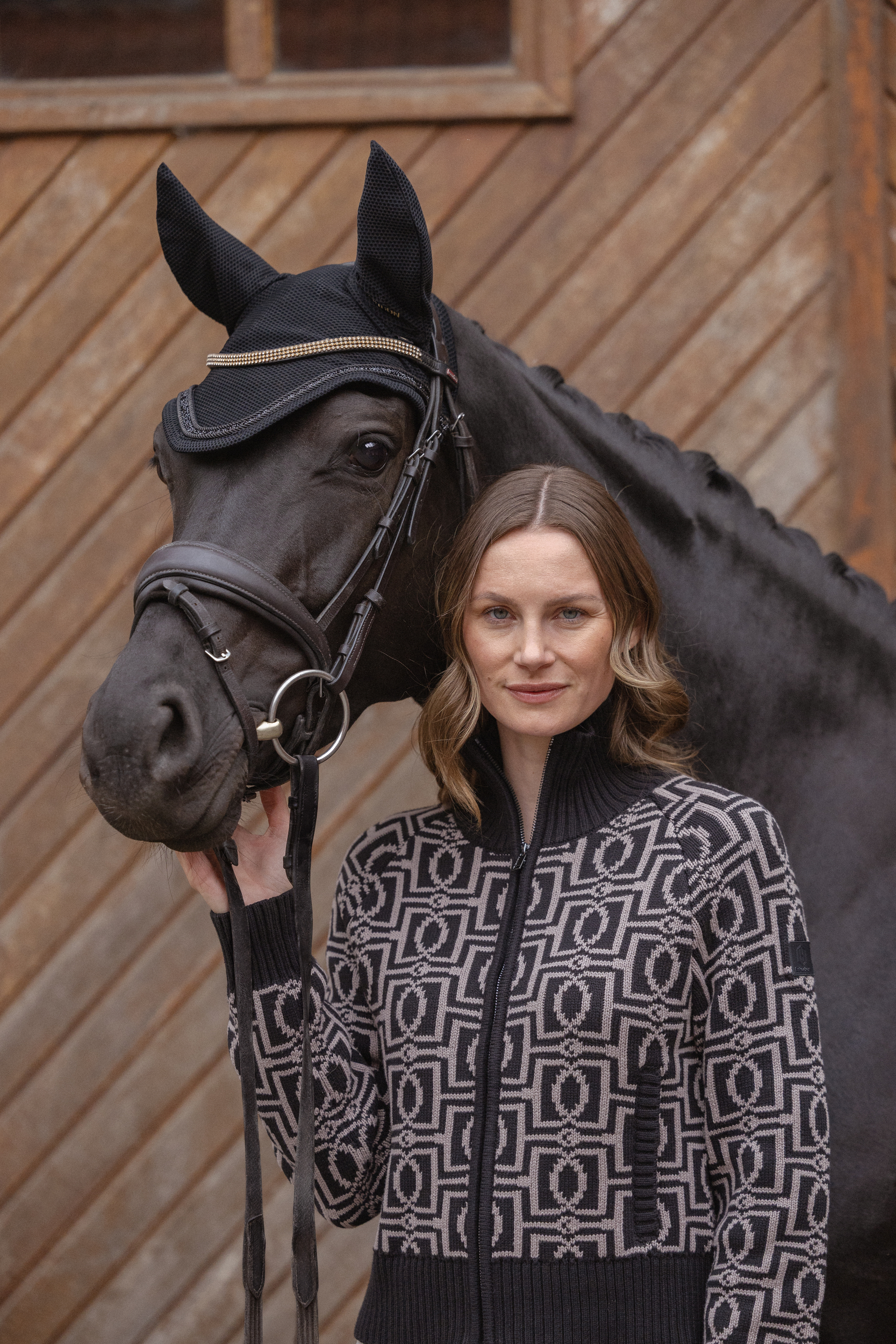 Strickjacke, Reißverschluss, Stehkragen, Geometriemuster, Schwarz-grau, Strickjacke, Reißverschluss, Stehkragen, geometrisches Muster, schwarz-grau
