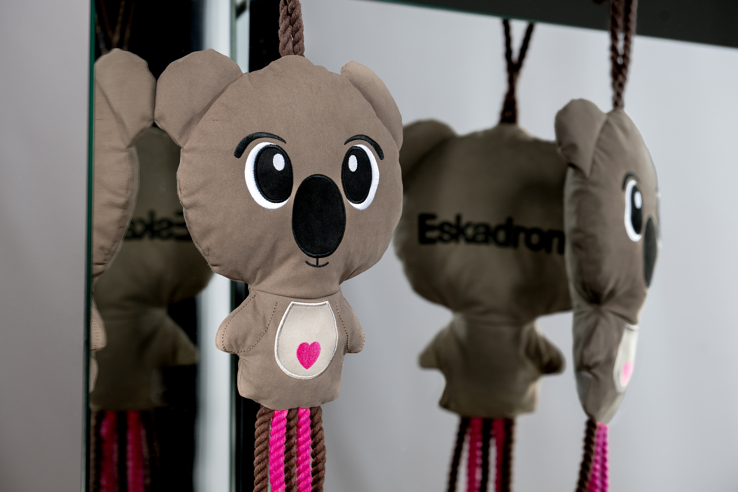 koala plush, teddy toy, brown color, heart emblem, hanging plush, Kuscheltier, Koala, Plushie, Aufhänger, Herz