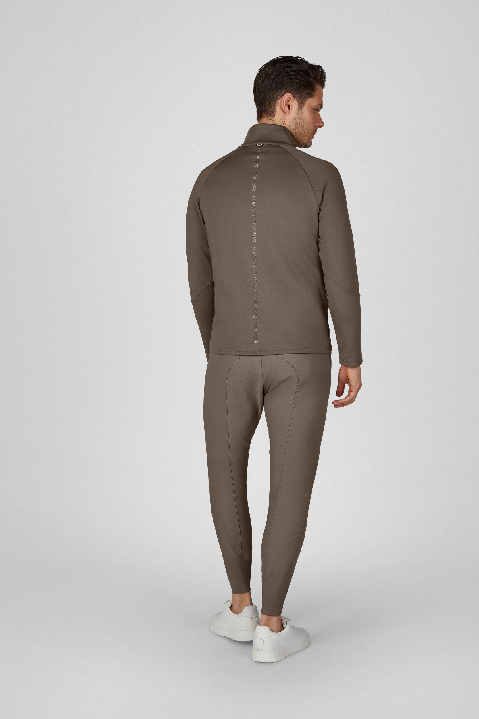 sportjacke, langärmlig, figurnahe joggerpants, neutrales braun, enge joggerhose, athletic top, langarmshirt, brauner, tights / leggings, revers opacity