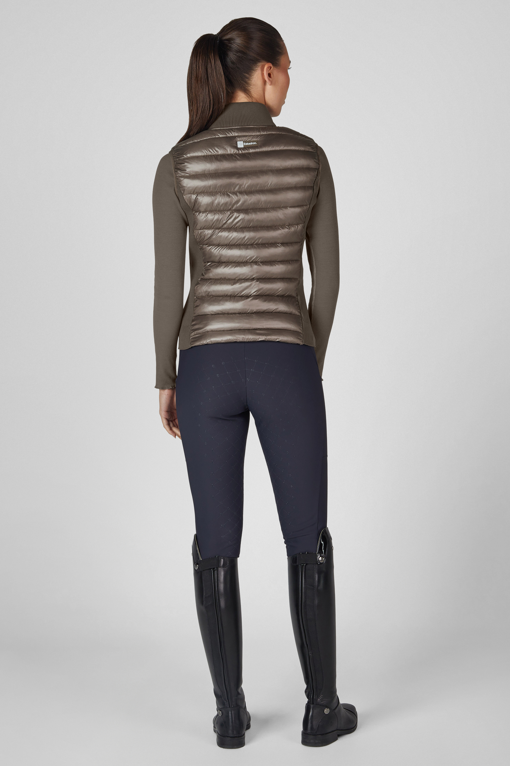 Pufferjacke, Gilet, Reißverschluss, Mid-Long, Farbton-oliv, Gilet, Puffer, Weste, Reithosen, Stiefel