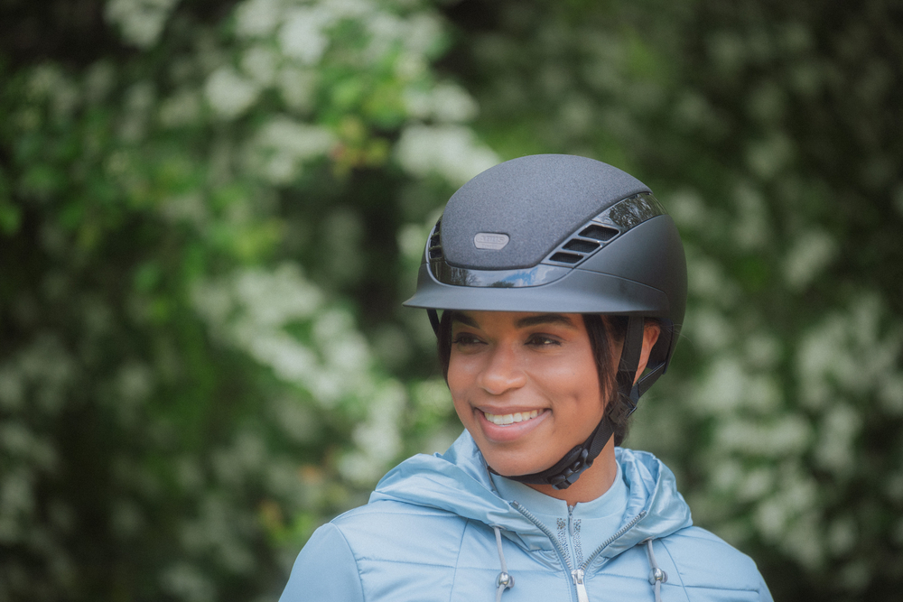 AIRLUXE SUPREME GLAM Short Visor Schutzhelm, Helm, Sturzhelm, Person, Lächeln