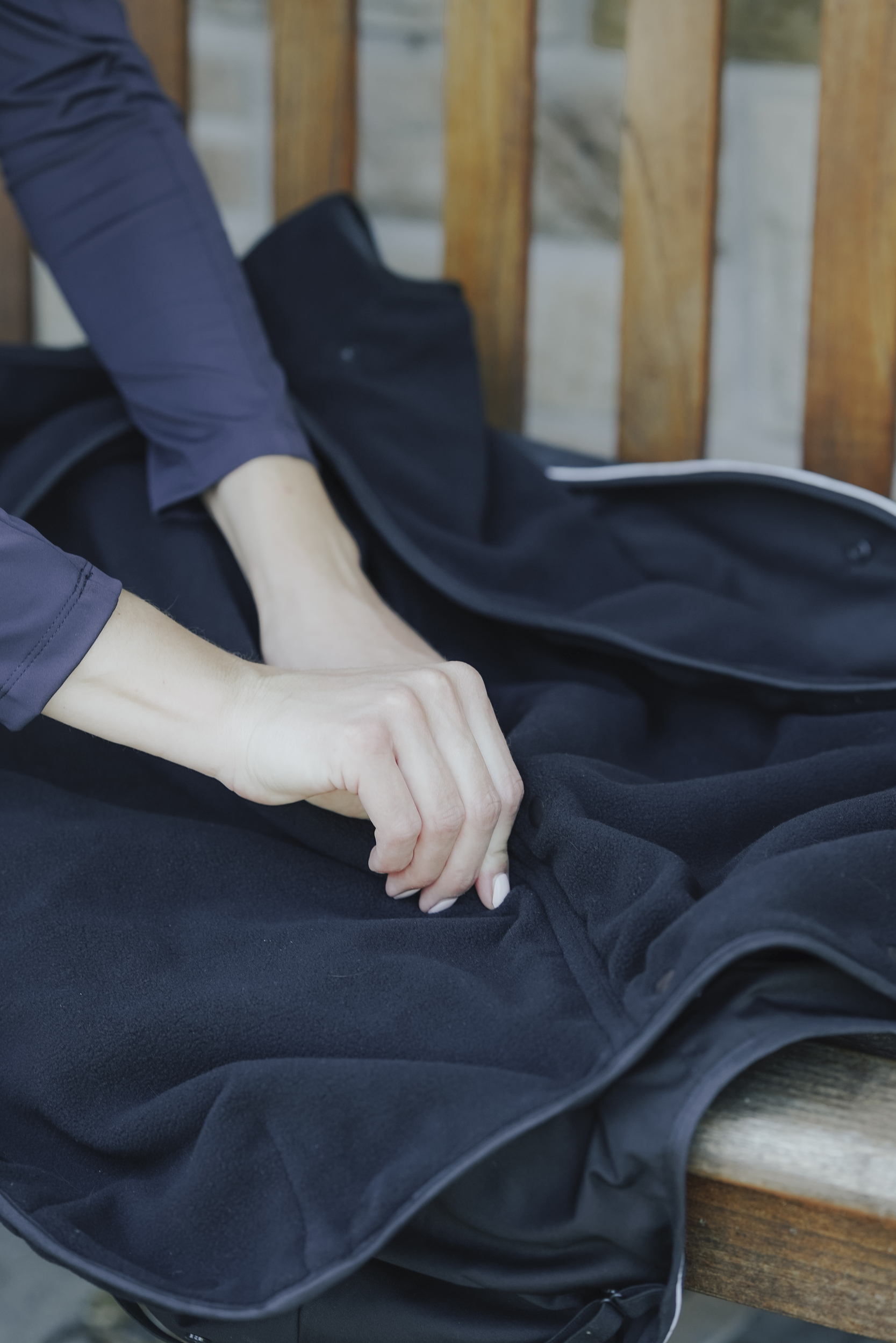 plaid?, blanket, coat?, fog?, fabric?, Hände, Decke, Stoff, dunkel, Mantel