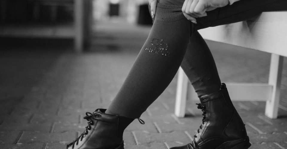 Damenleggings, Schwarz, Strassmotiv, Rippbündchen, Elastischer Stoff, schwarze Leggings, blickdicht, Strassmotiv, elastischer Bund