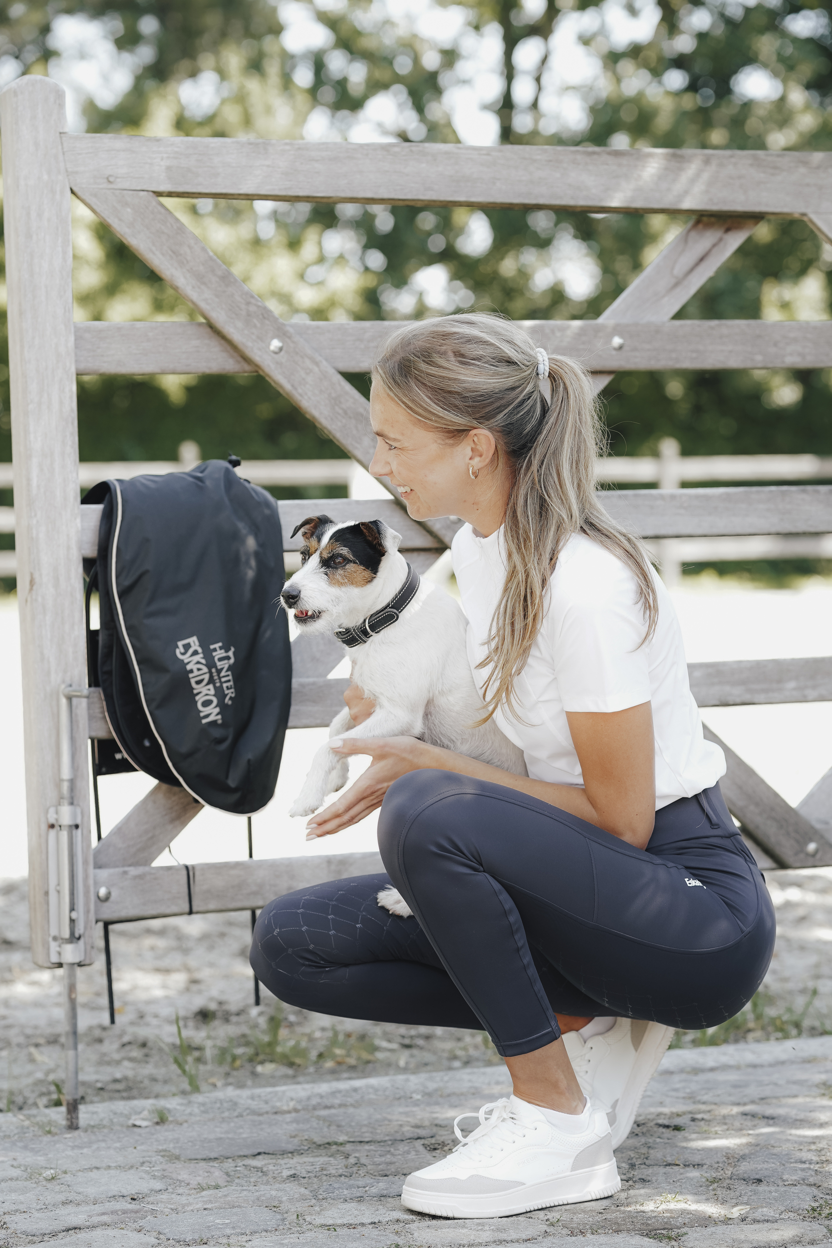 jacke?, hund, hündchen, hundegeschirr, outdoor, jack russell terrier, hund, halsband, frau mit hund, outdoor szene