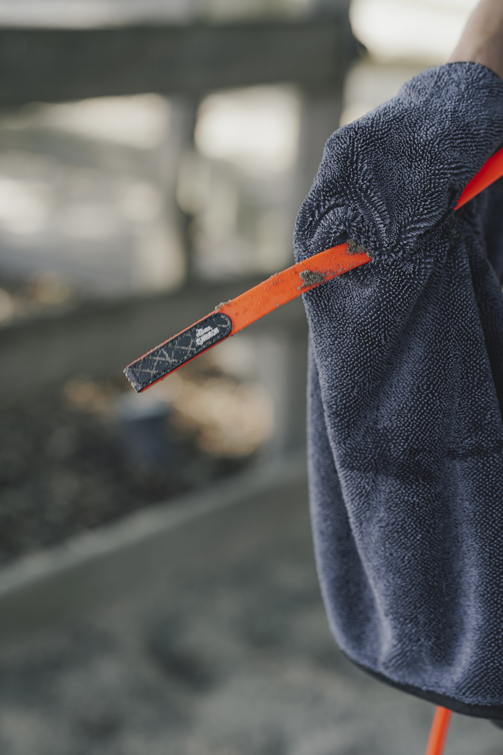 Handheld knife, Orange blade, Towel, Textured fabric, Outdoor tool, Schnittmesser, Kunststoffklinge, Orange Stab, Tasche, Tücherhalter