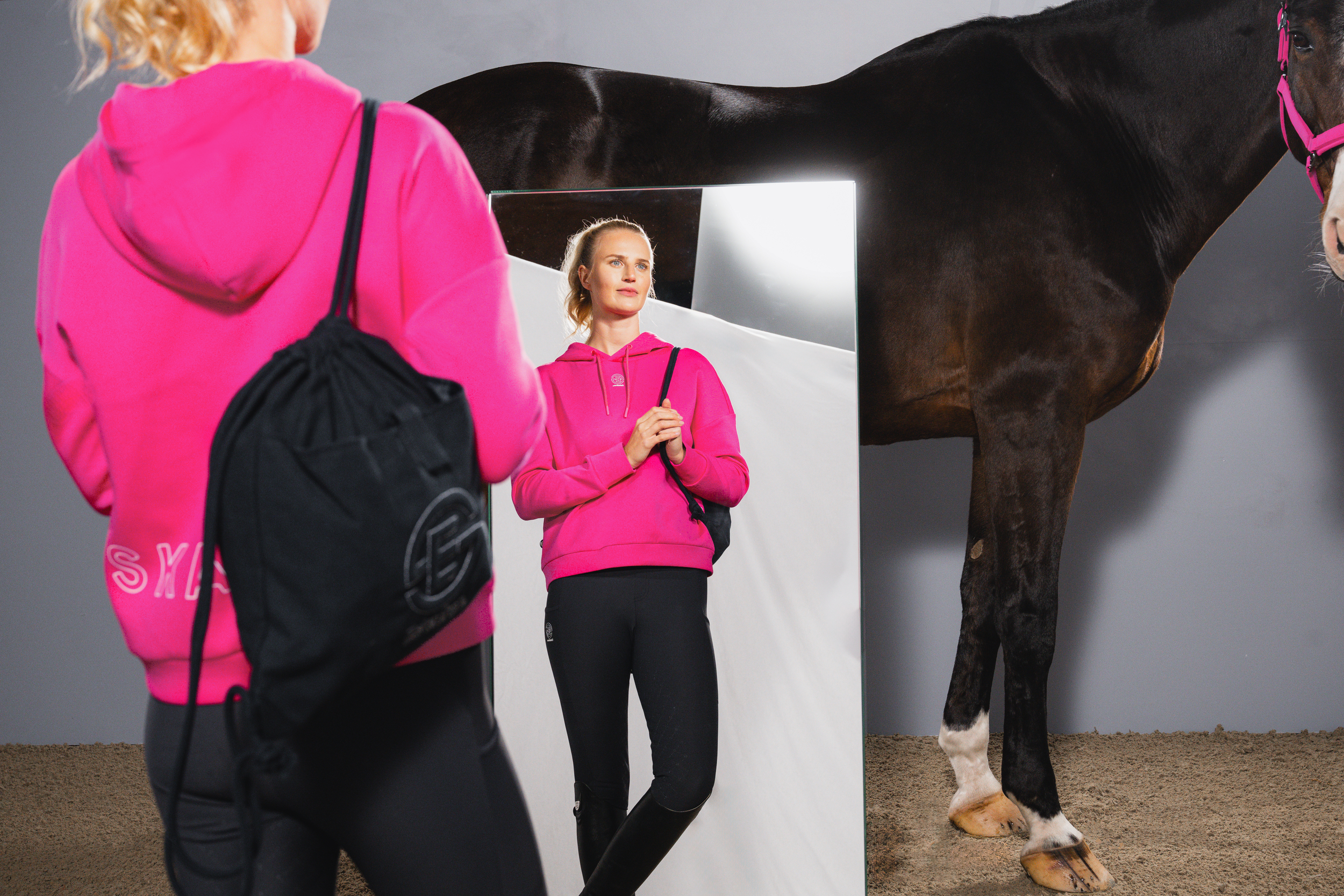 pferdehaltung, pinkes hoodie, sportbekleidung, trainerin, reflektor-matte?