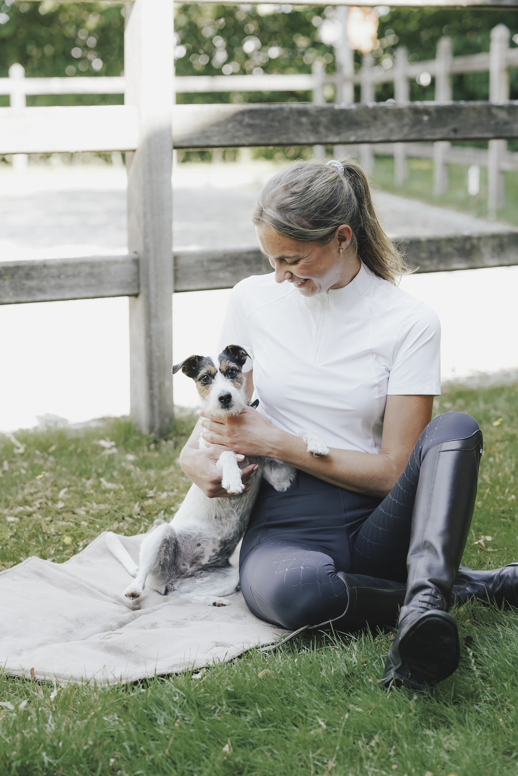 Hund, Hund mit Mensch, Tier, Jack Russell Terrier?, Outdoor-Szene, Hund, Hund sitzt, Tier, Frau mit Hund