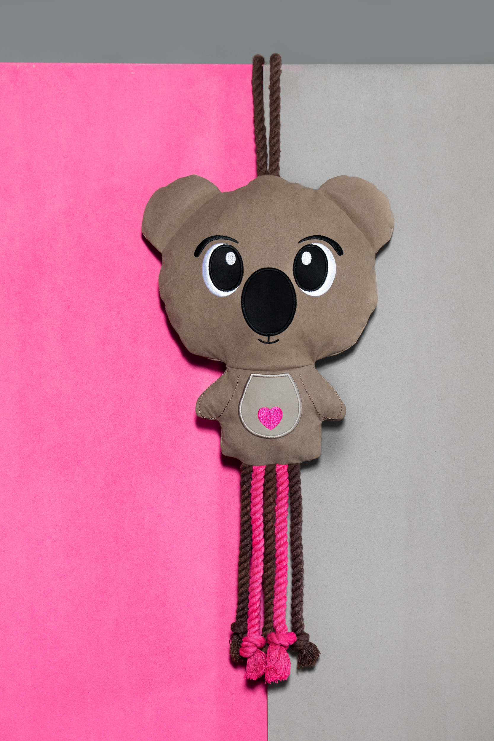 Koala Plüsch, Plüschtier, brauner Koala, Rosa Akzente, Seilanhänger, KOALA, Kuscheltier, Hängedeko, Plushie, Herzapplikation