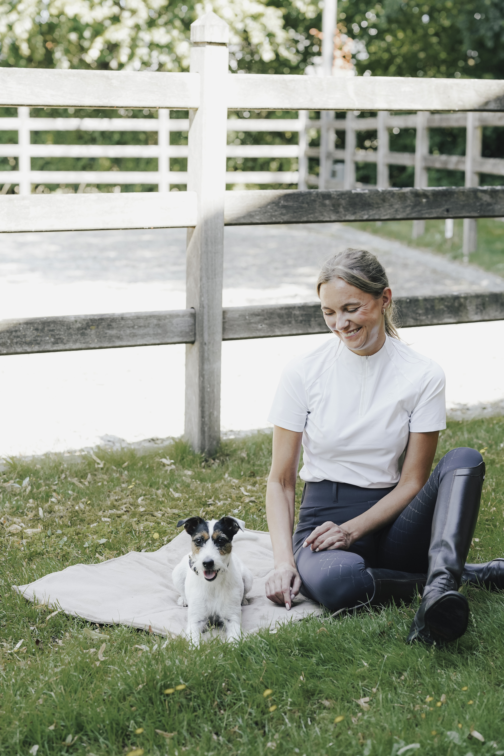 jack russell terrier, Hund, Frau, im Freien, Decke, Hündchen, Hund, Hundeporträt, Pödelplatz, Garten