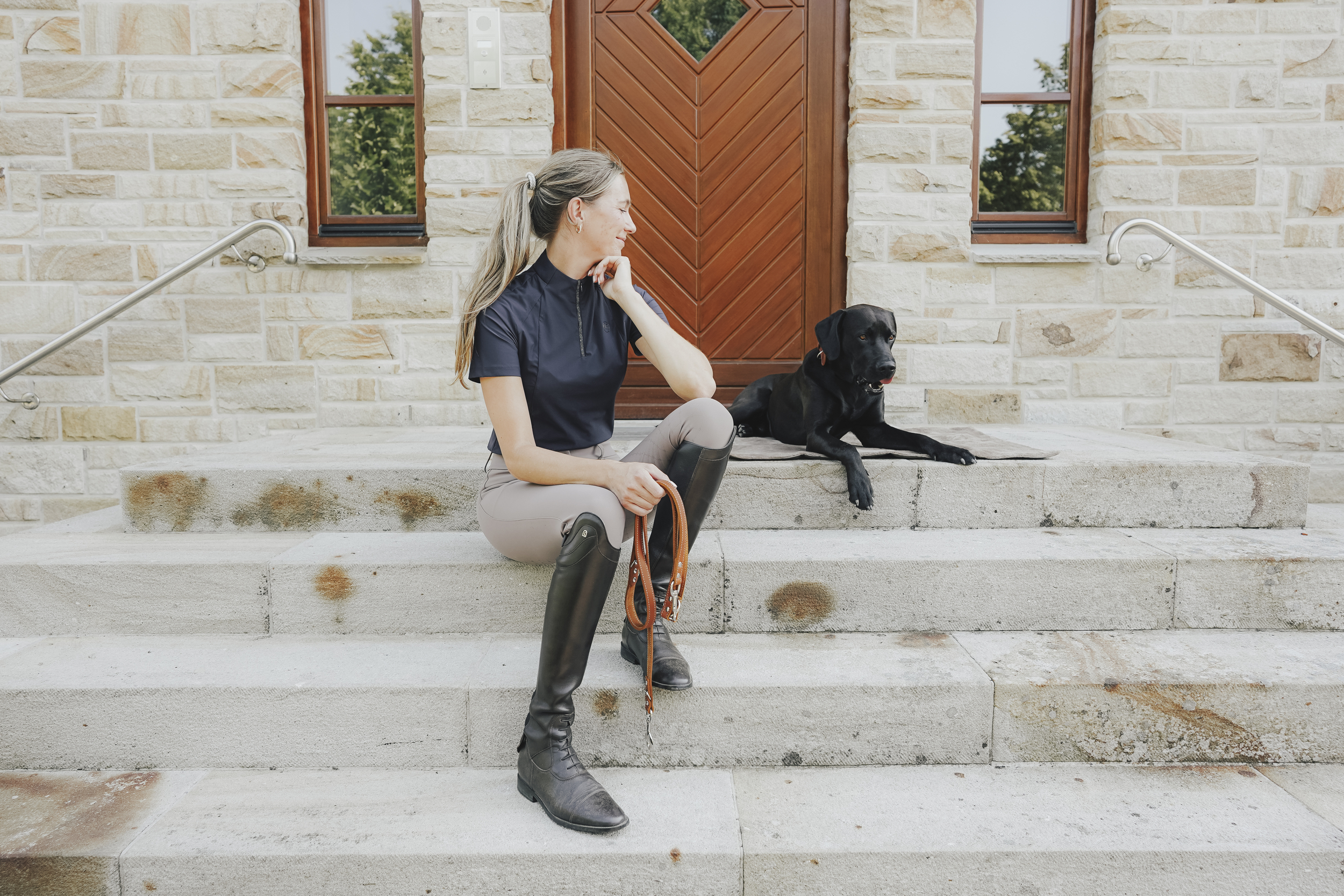 Hund, schwarzer Hund, Leine, Stiefel, Frau, Hund, schwarzer Labrador, Leine, Stufen, Frau