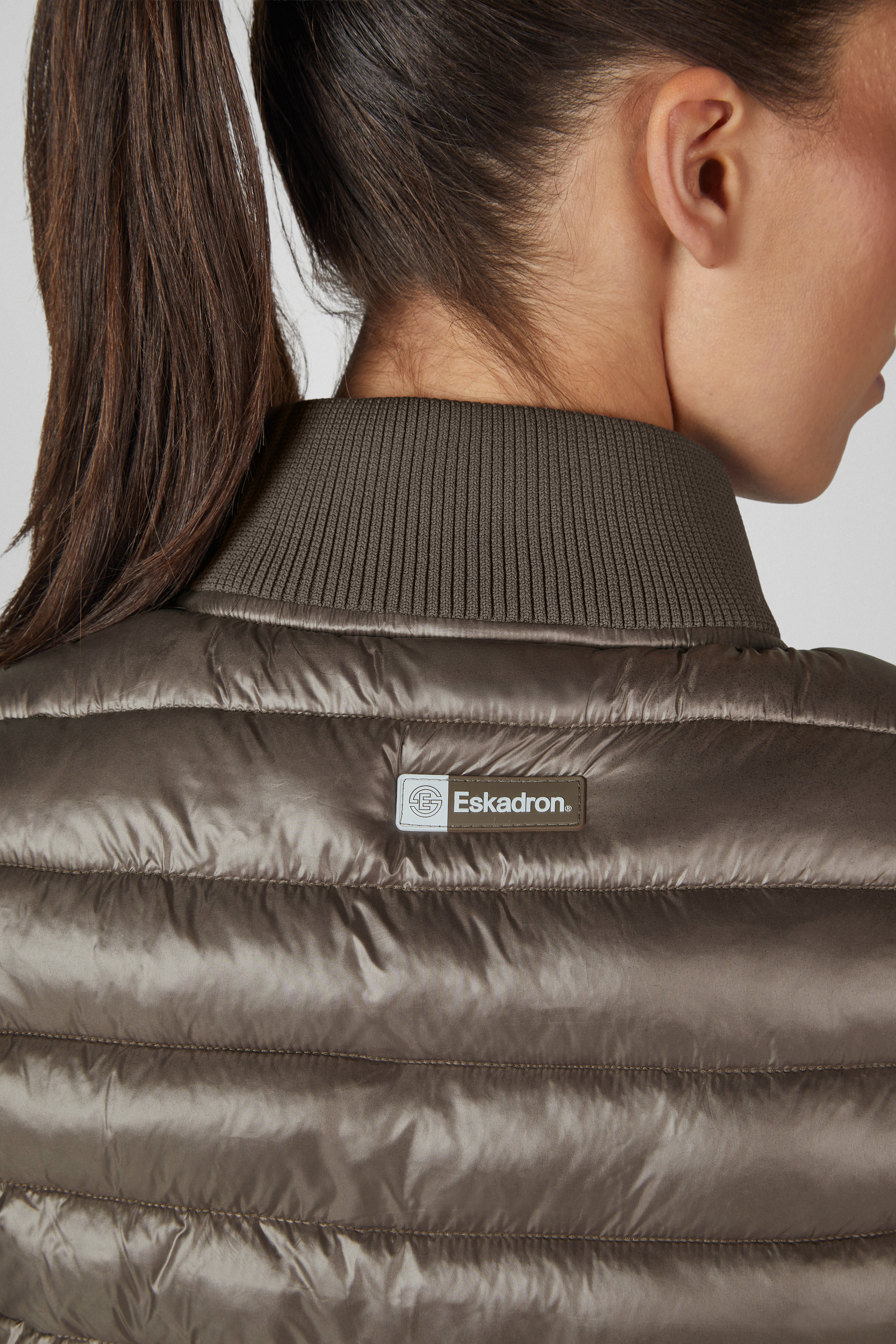Pufferjacke, Daunenjacke, gepolstert, Rippstrick-Kragen, Eskadron-Logo, Pufferjacke, gequiltet, braun, Rippstrick-Kragen, Markenetikett Eskadron