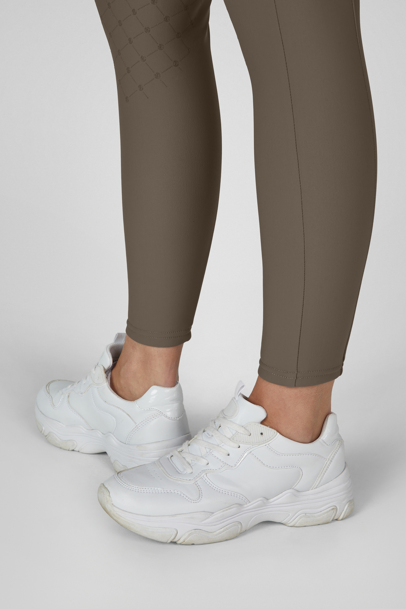 Leggings, Leggings casual, Athletische Leggings, weiße Sneakers, Sneaker Schuhe, leggings, tights, braun, athletisch, weiße sneakers