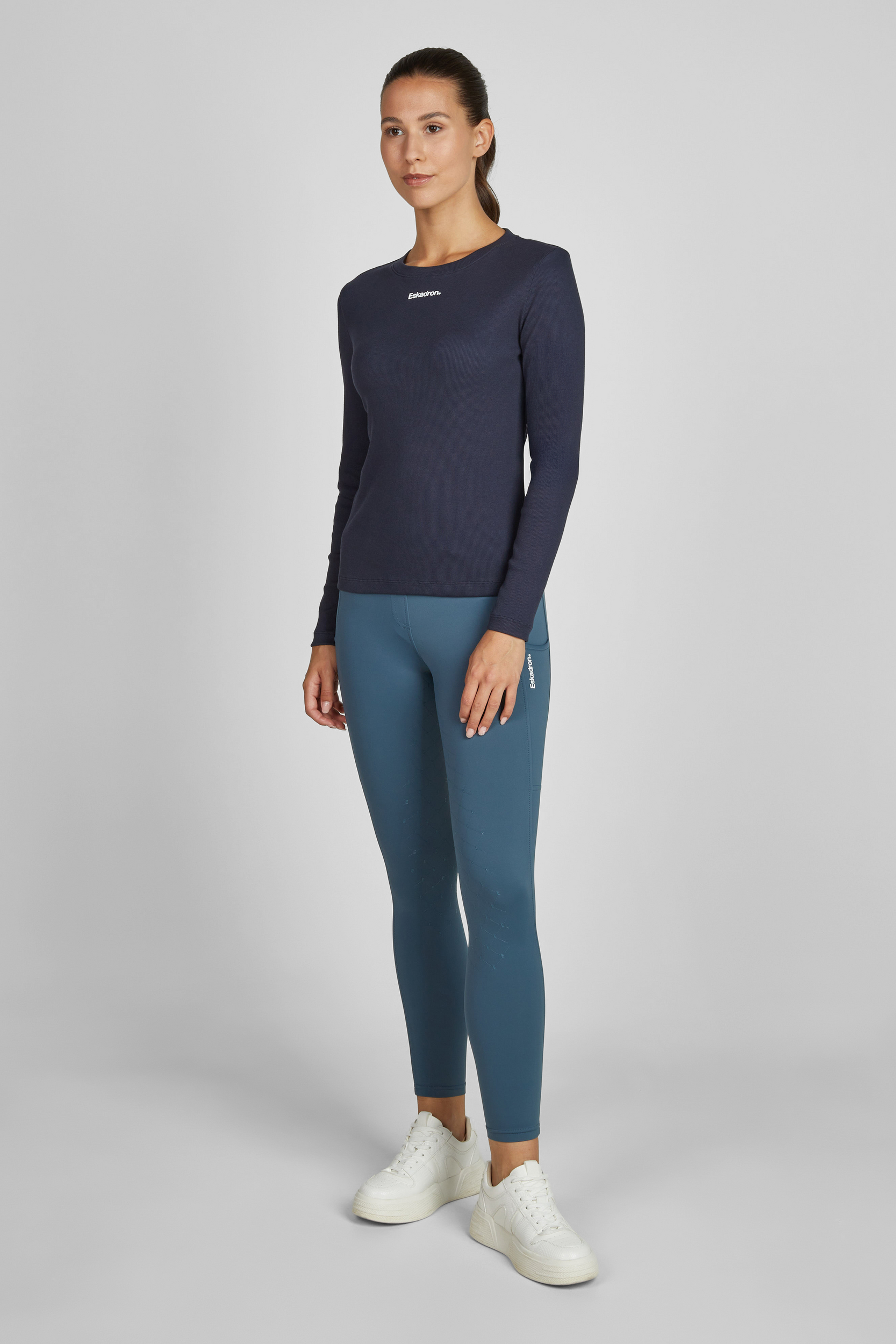 Langarmshirt, marineblau, Basisschicht, Leggings, weiße Sneaker