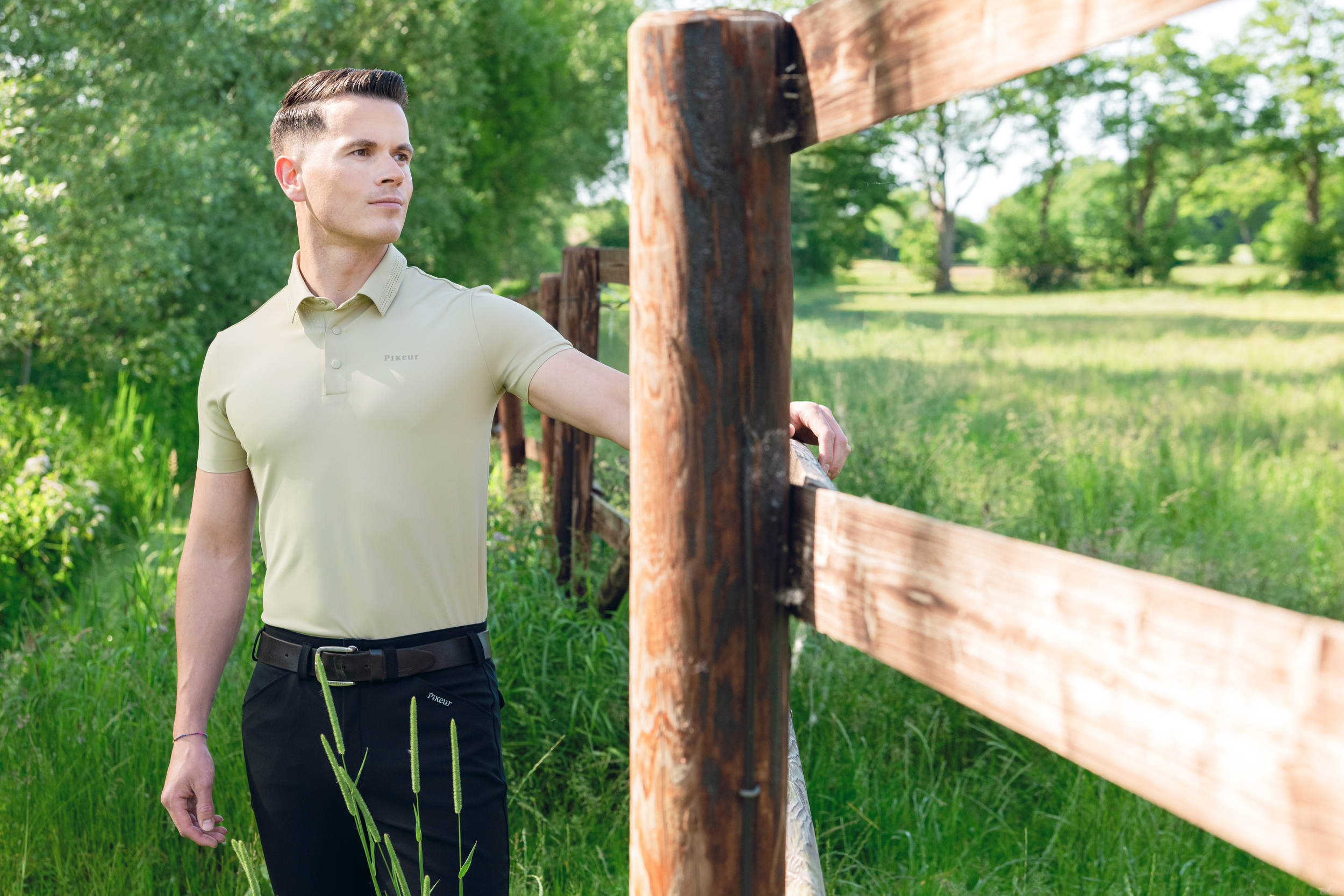 Hemd, T-shirt, Gras, Mann, Person, Poloshirt, Beige, Kurzarm, Kragen, Gürtel