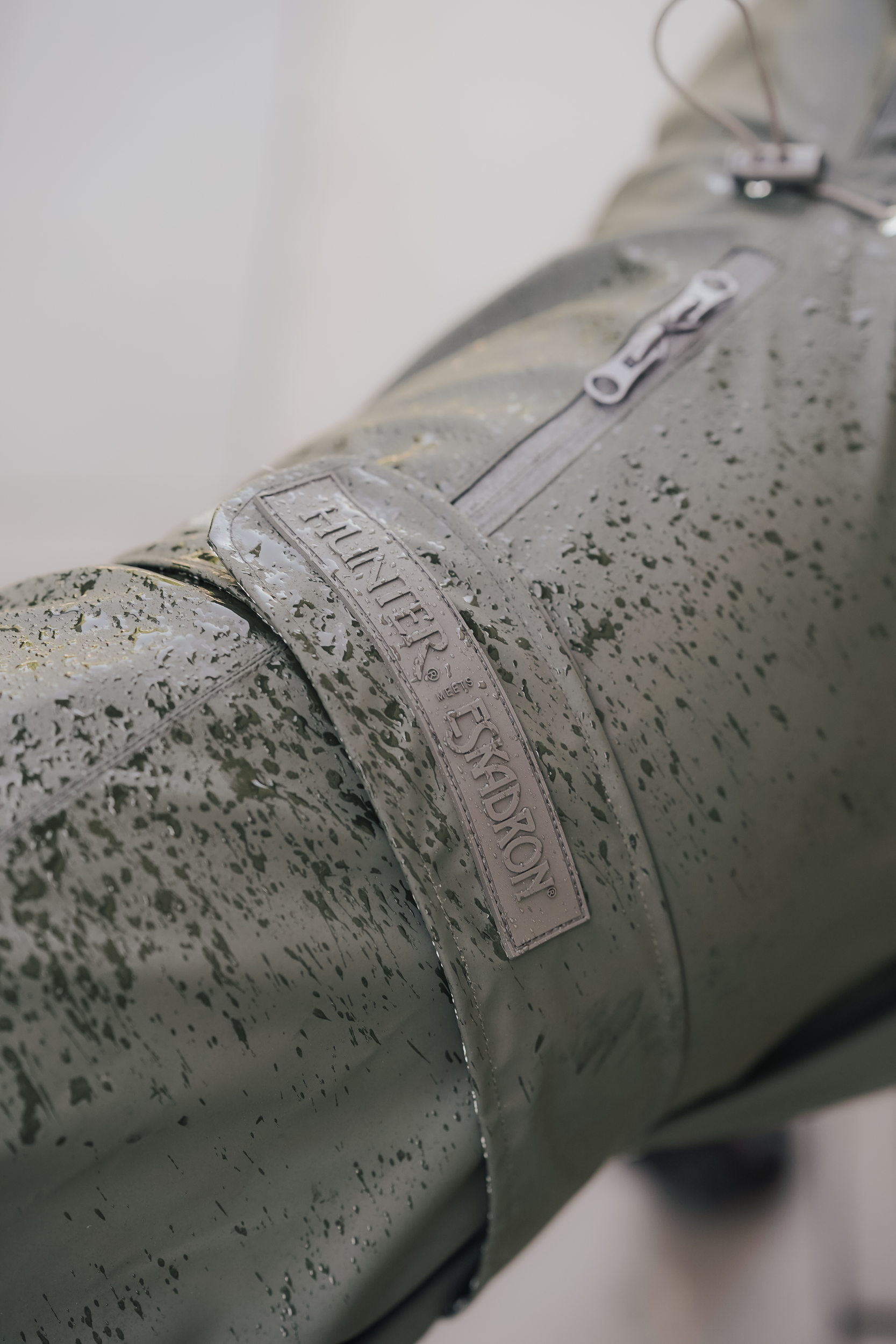 Wanderschuhe, Stiefel, Gummi-/Nylon-Stiefel, Regenbekleidung, Regenstiefel, revolver bag, duffel bag, grüner camouflage, wasserdicht, Reißverschlussriemen