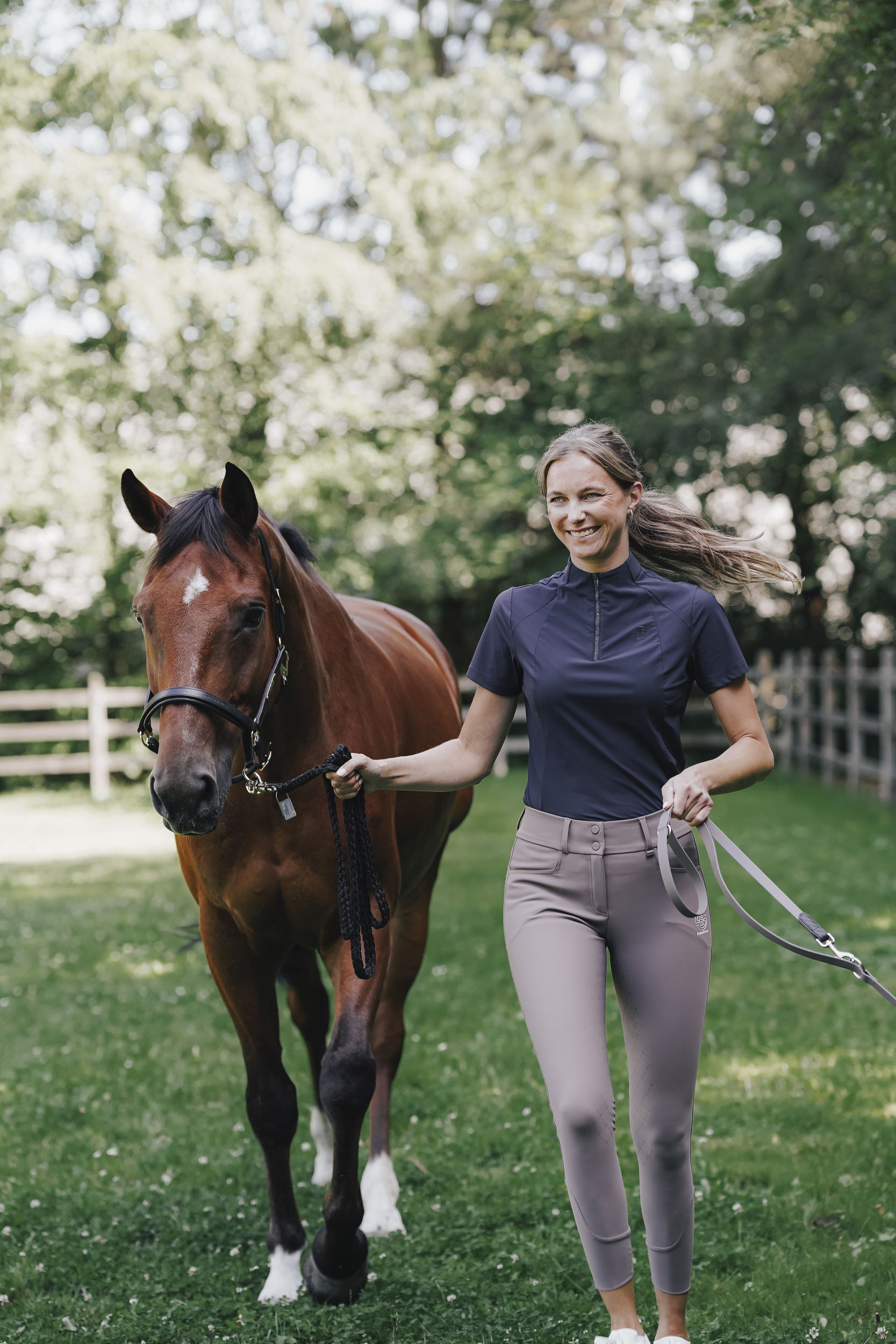 Pferd, Reiterin, Hose, Pferd&G erhalten, Stall, Pferd, Reiterin, Halter, Leinenführung, Grasweg