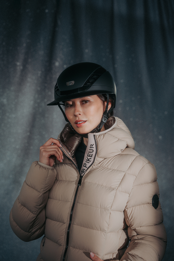 Mantel, Jacke, Helm, Schutzhelm, Person