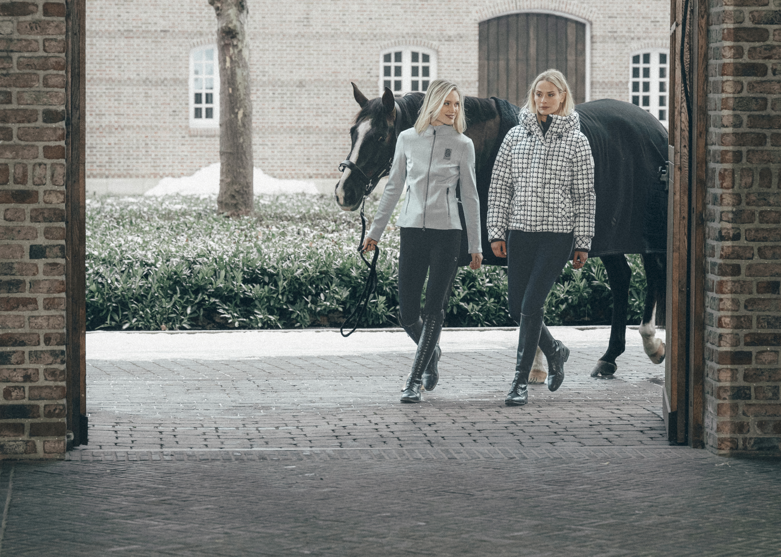 Damenbekleidung, Hose, Reitoutfit, Reitstiefel, Pferd und Reiterinnen, Equestre Kleidung, Hinterer Pferd, Junges Paar, Reitstiefel, Gehweg, equestrian jacket, Jacke, Pferdesport, Stiefel, gemustertes Jacke