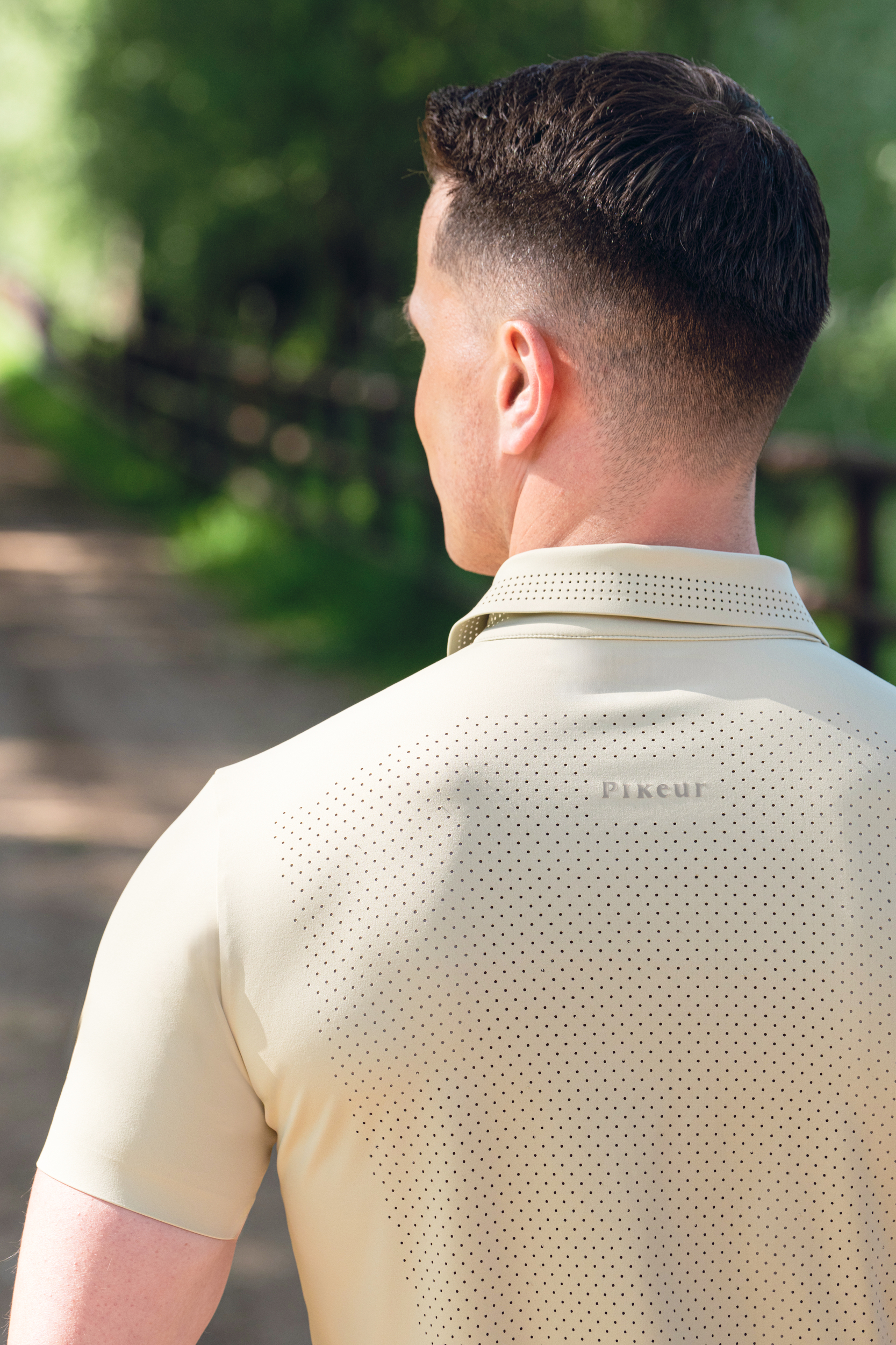 Erwachsener, Männlich, Mann, Person, Hemd, Henley-Poloshirt, Beige Shirt, Piqué-Material, Polo-Kragen, Gepunktet