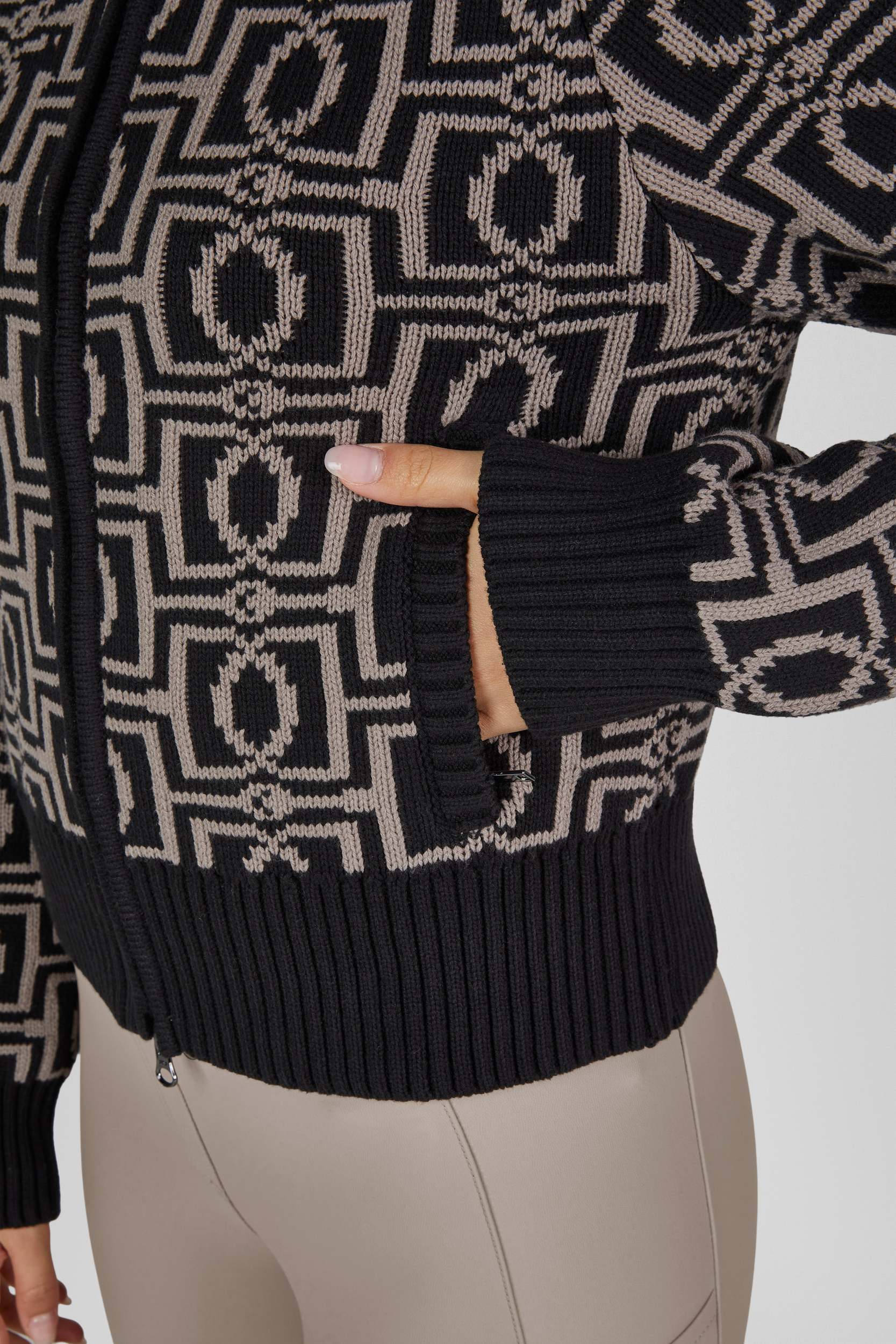 Strickjacke, Reißverschluss, geometrisches Muster, schwarz-beige, Rippbündchen, Strickjacke, Reißverschluss, geometrisches Muster, schwarz-beige, Rippbündchen