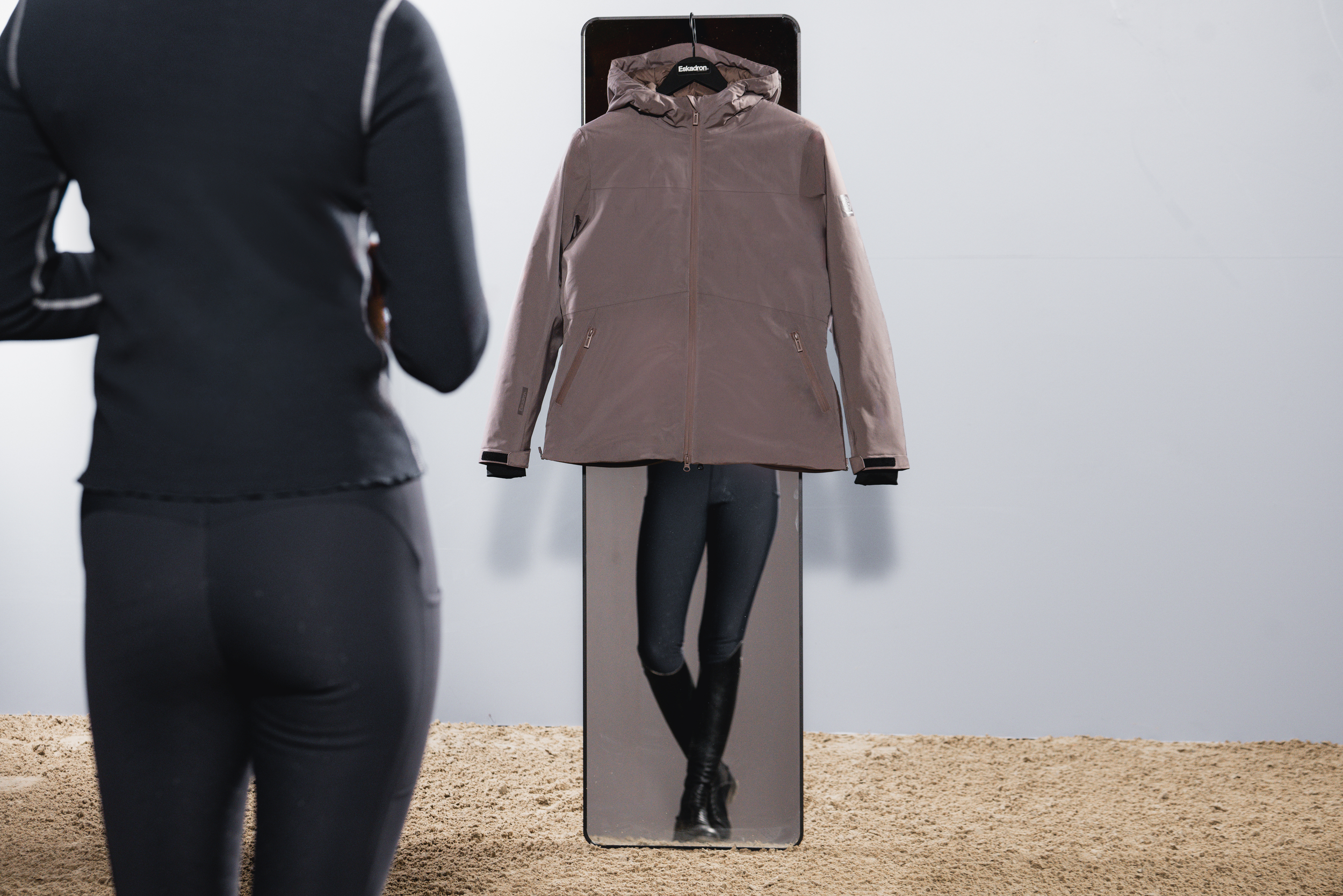 Jacke, mit Kapuze, Reflexdetails, Spiegel-Montage, Oberbekleidung, Manteljacke, Hoodie, Reißverschluss, Tasche, Kragen