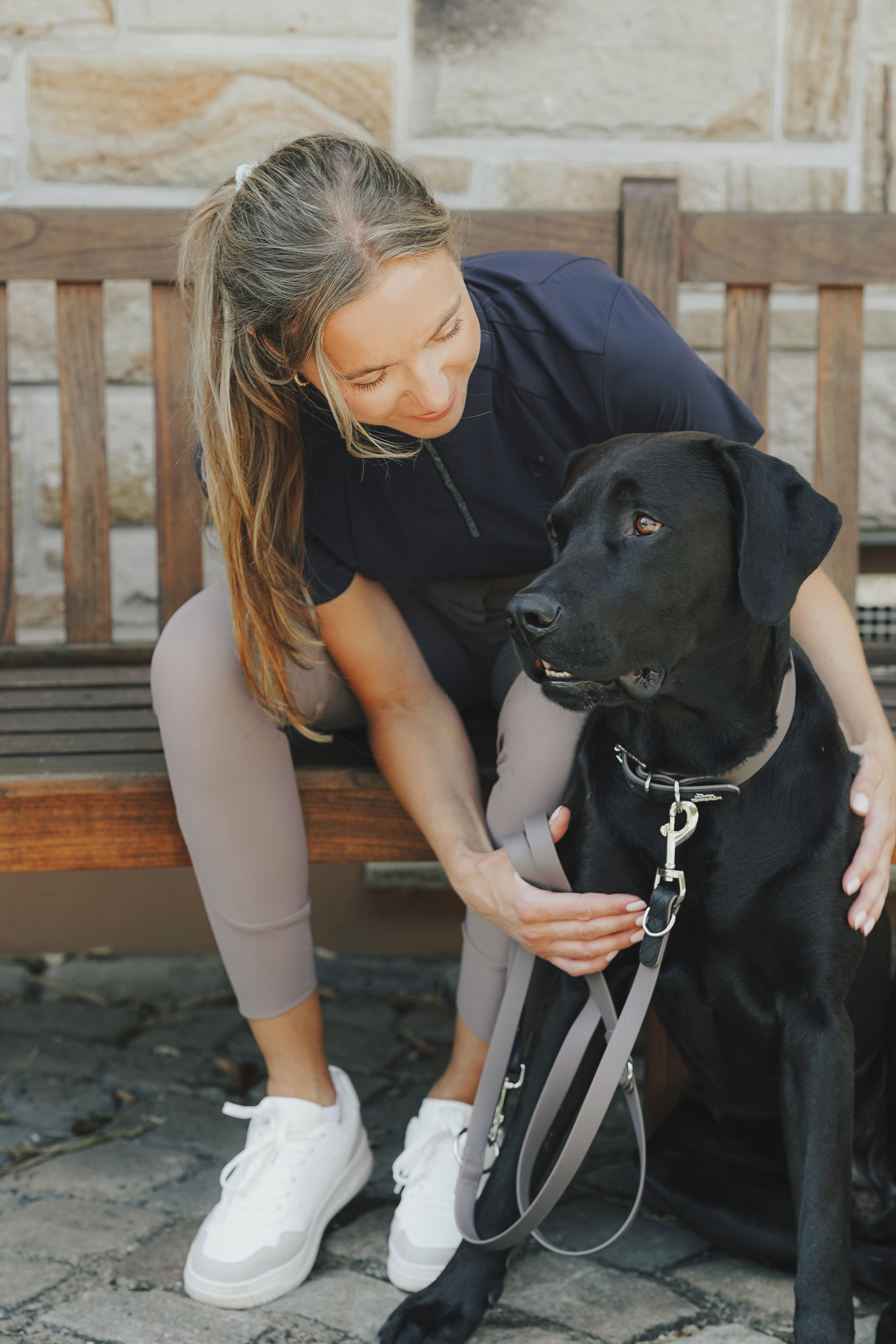 Hund, Schwarz, Hundeleine, Hundehalterin, Sitzbank, Hund, Leine, Dienstausbildung, Hundehalterin, Gassi