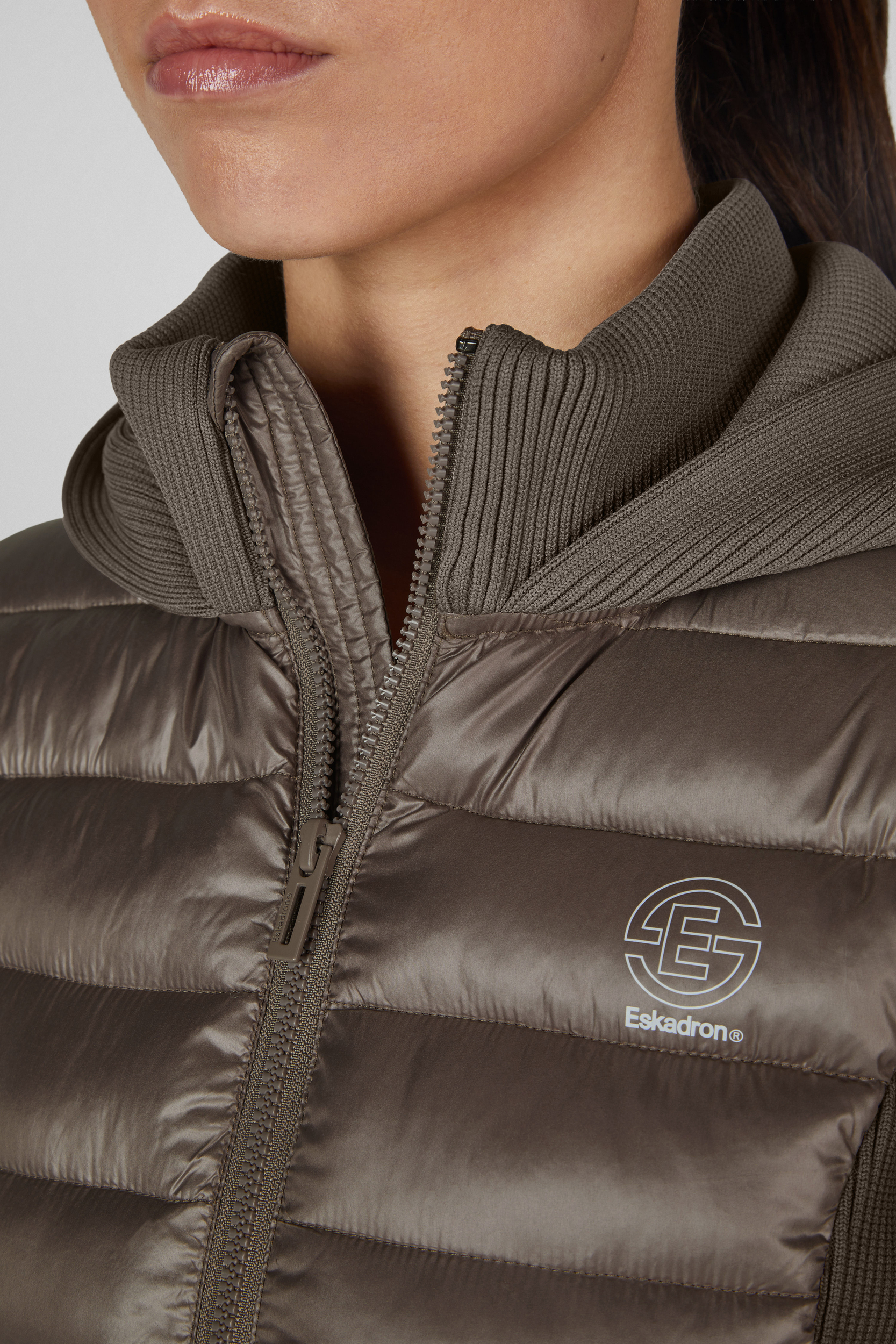 Daunenjacke, Steppjacke, Reißverschluss, Kragen, Logo Eskadron, Steppjacke, Kapuzenjacke, Reißverschluss, Polyester, Eskadron-Logo