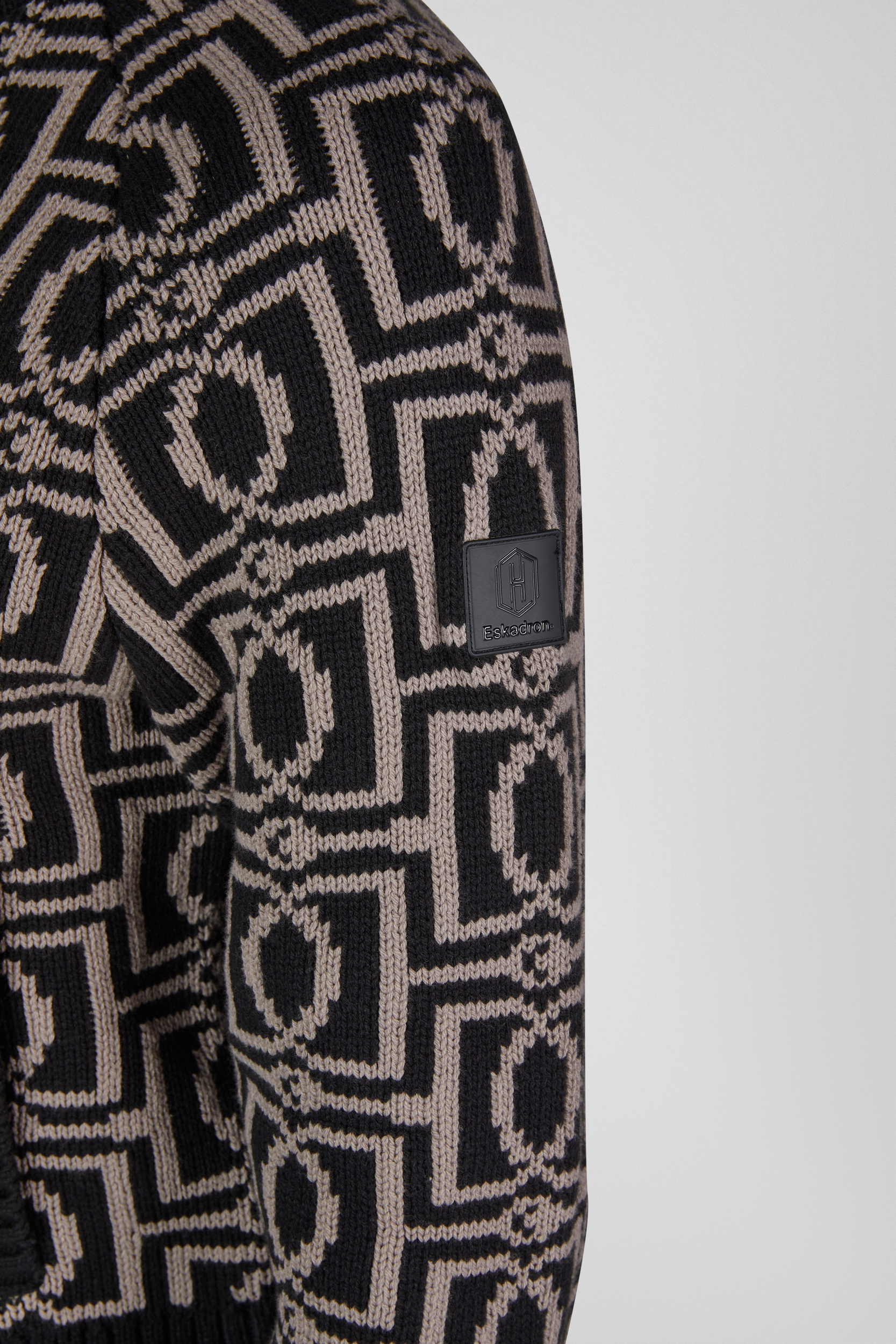 Strickpullover, Jacquardmuster, Geometrisches Muster, Schwarz-beige, Logoaufnäher, Strickpullover, Schwarz-beige, Geometrisches Muster, Rundhalsausschnitt, Stricklogo