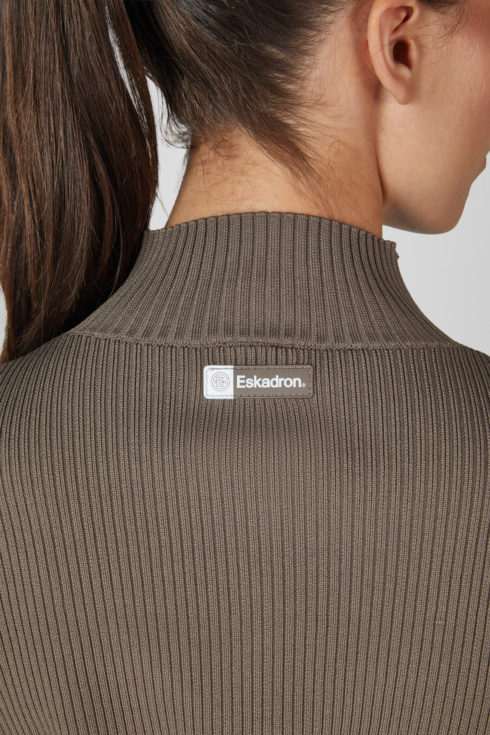 Pullover, gerippelt, rollkragen, braun, Markenetikett