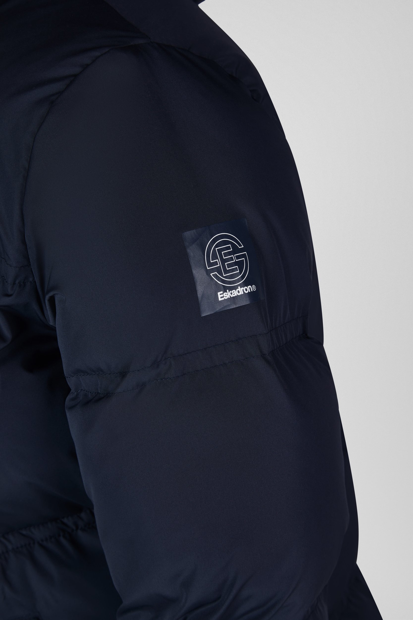 dunkelblau, Daunenjacke, Puffer, Logo, Eskadron, Dunkle Baumwolljacke, Pufferjacke, Nähtasche Patch, Logo-Stickerei, Nähte/Steppung