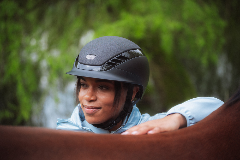 AIRLUXE SUPREME GLAM Short Visor Helme, Schutzhelm, Sturzhelm, Person, Lächeln