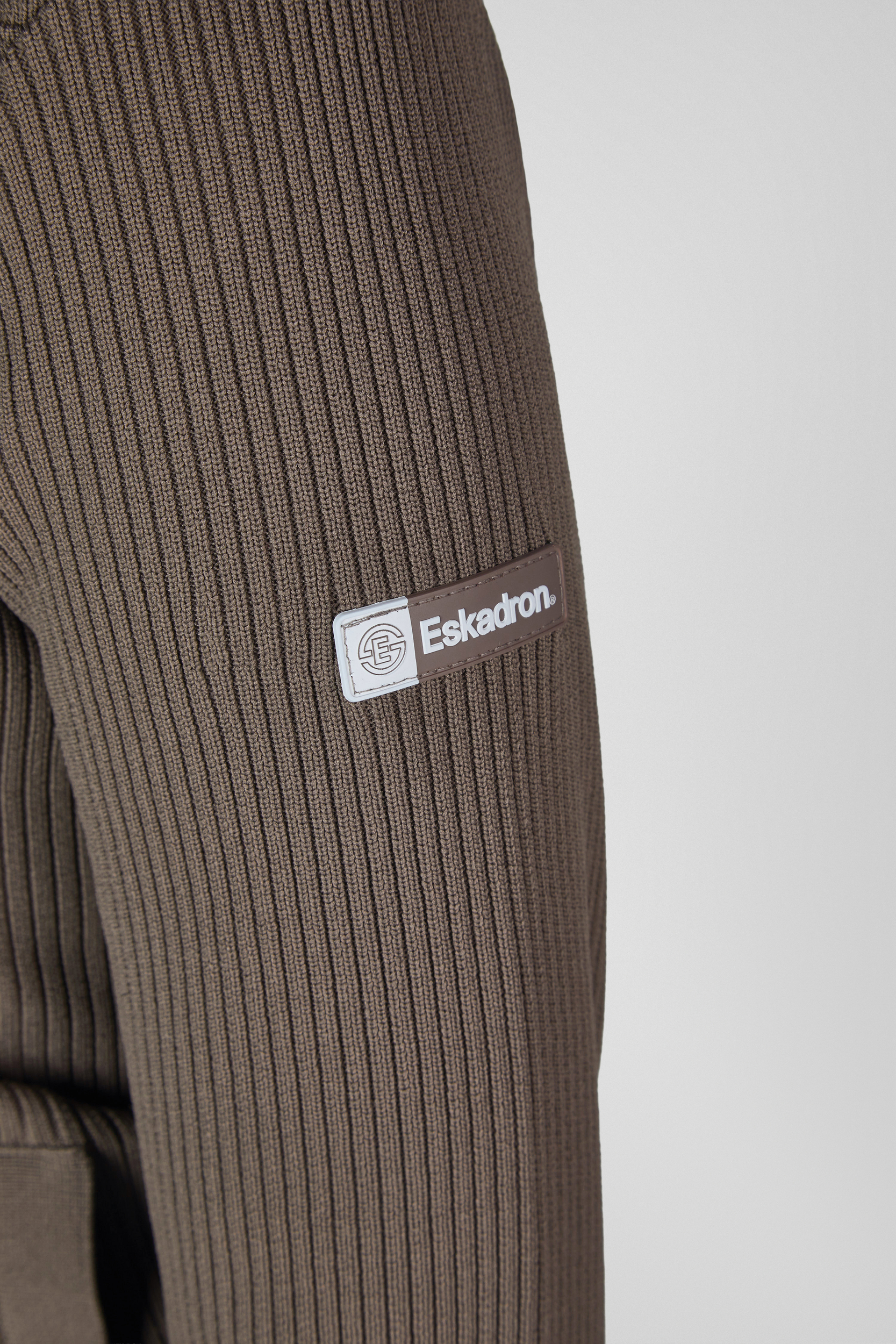 Rippmaterial, Langarm, Baumwolle?, Kleidung, Logo-Label, braun, gerippelt, strick, Ärmel, Eskadron