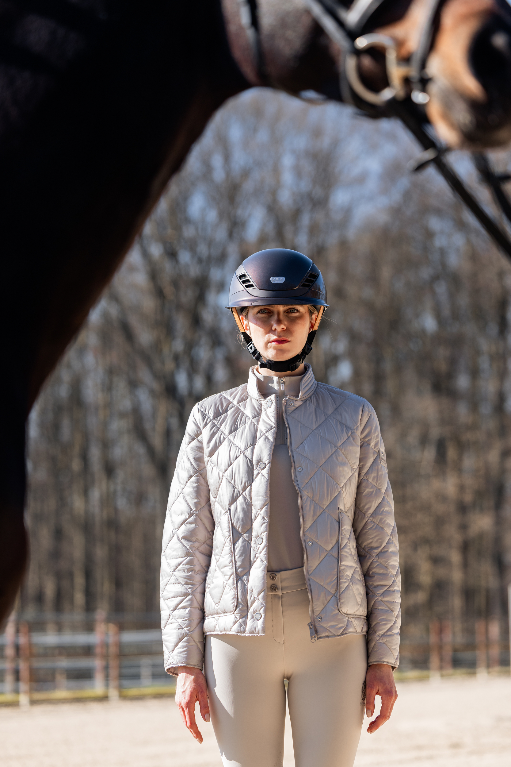 Reiterin, Pferd, Reithelm, Quilted jacket, Beinkleid