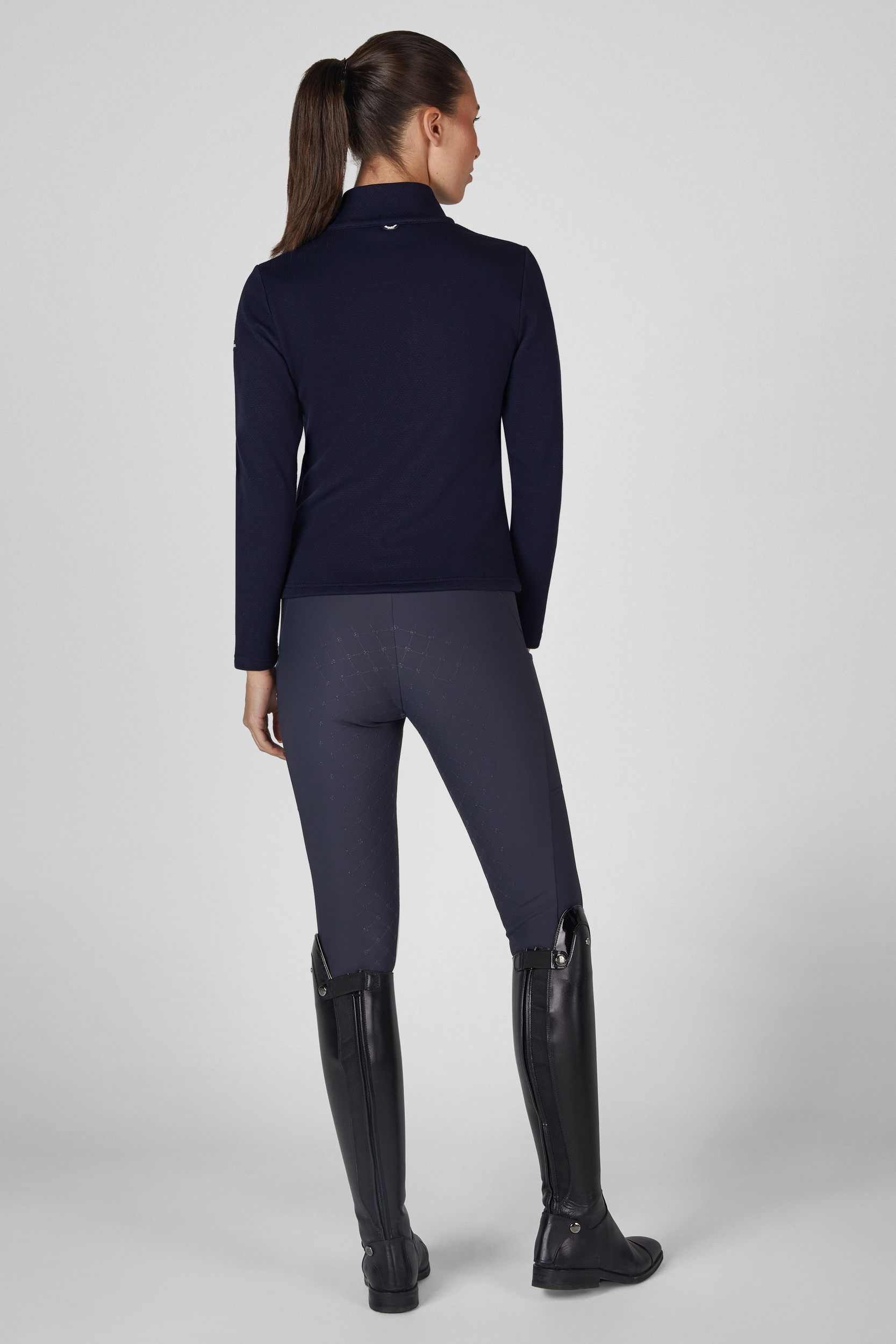 navy top, längere Ärmel, Polo-Kragen, dunkle Leggings, Reitstiefel, Polohem, Damenjacke?, Navy-blue, Langarm, Reiten?, Legging, Stiefel, Rückenansicht