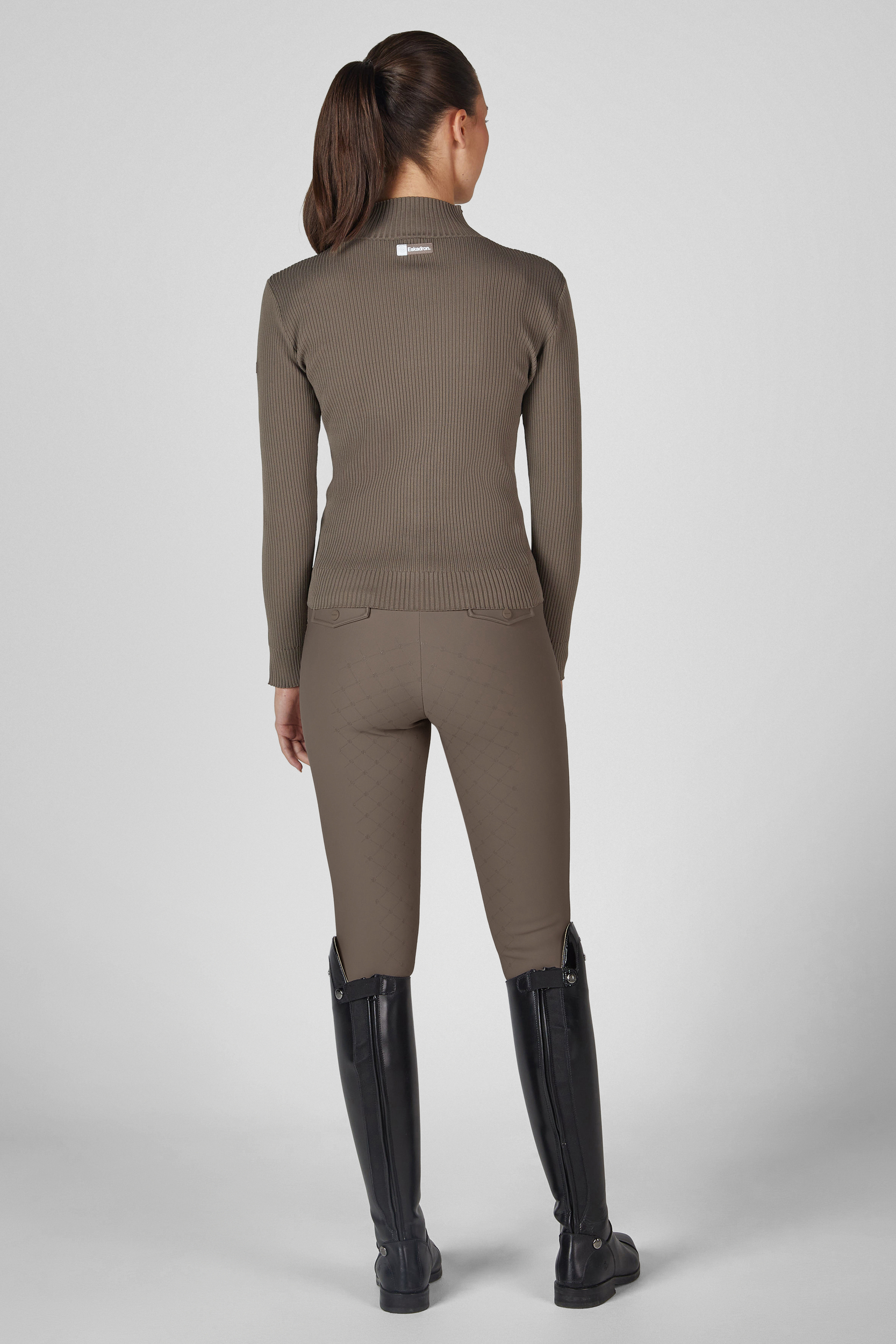 Kniehohe Stiefel, Taillierte Strickjacke, Kremfarben, Rippenstrick, Klettverschluss? (unklar), turtleneck, ribbed knit, long sleeves, braun, knee-high boots