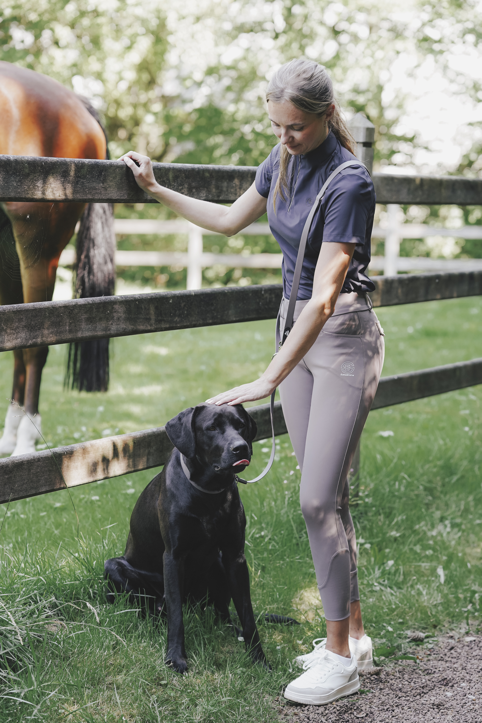 Polohemd, Leggings, Hundeleine, Halsband, schwarzer Hund, hund, leine, pferd, grau, tocher