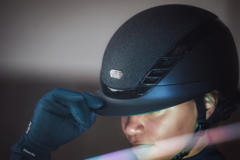 AIRLUXE SUPREME GLAM Short Visor Helme, Schutzhelm, Sturzhelm, Person, Handschuh