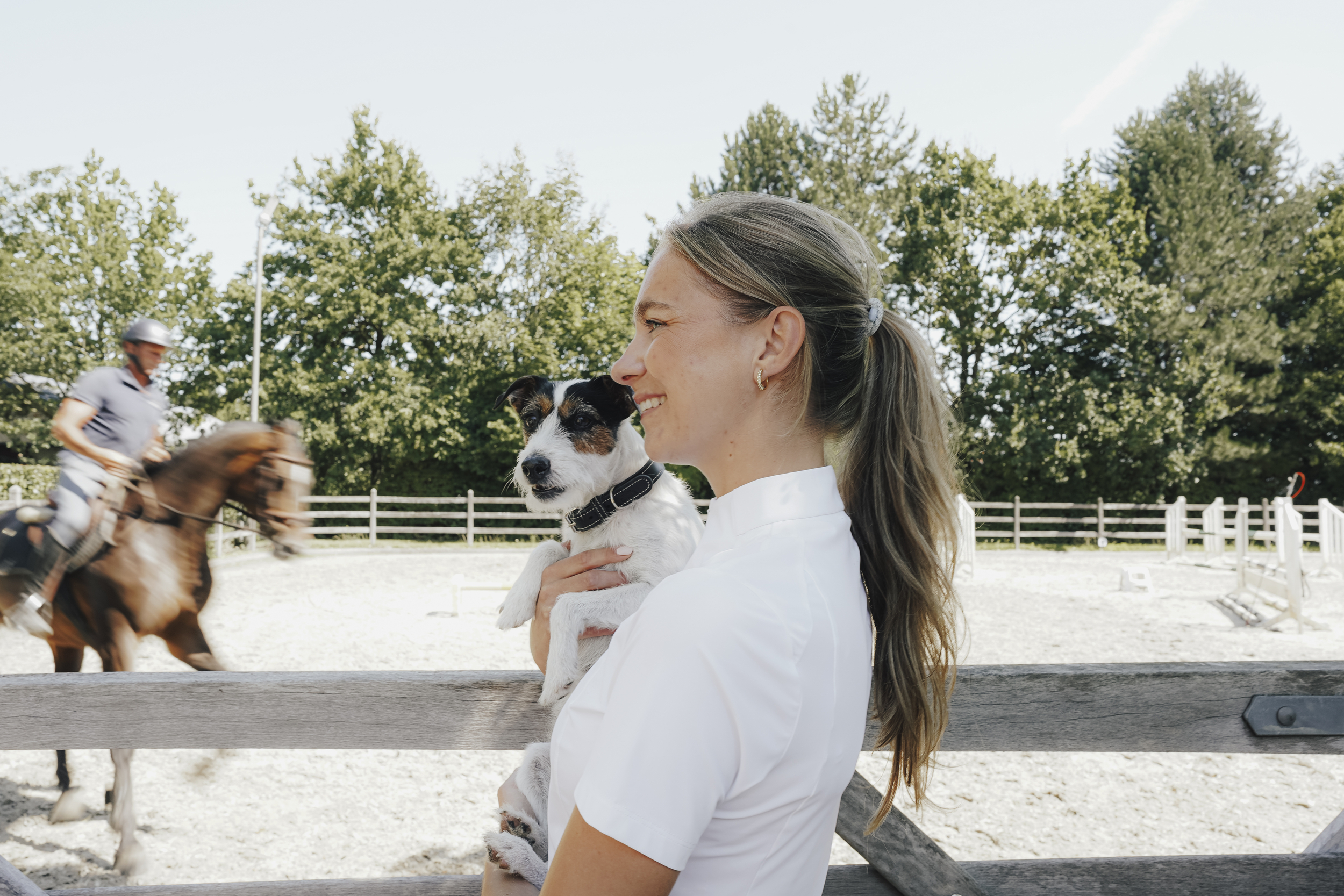 frau, hund, haustierbesitzer, weißes-shirt, außenbereich-reiten, frau, hund, tier, halten, weißes shirt