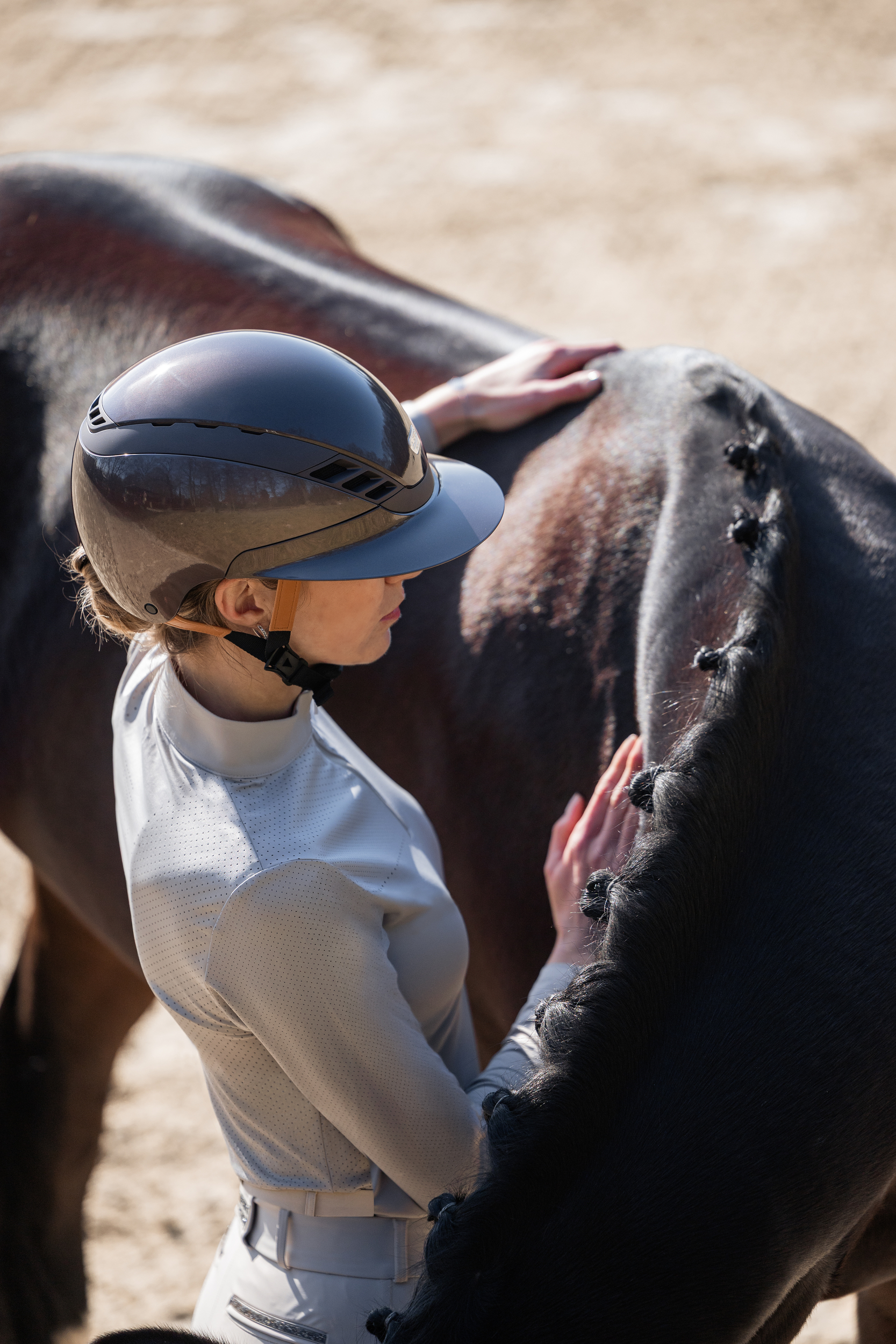 Reiterhelm, Pferd, leichte Reitbekleidung, Grauer Reithelm, Ritthelm/Schutzausrüstung?