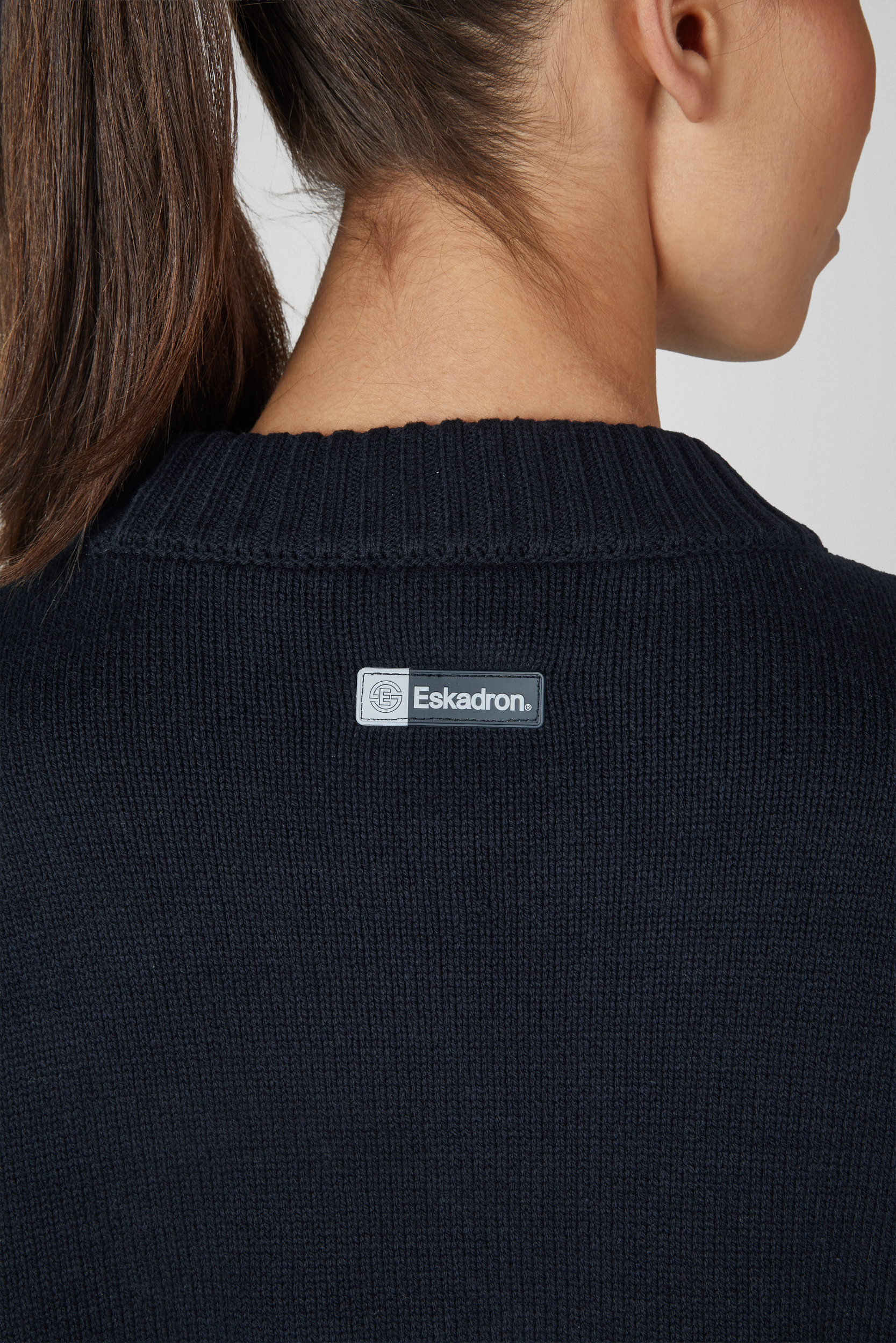navy sweater, knit fabric, Logo-Tag, Eskadron-Logo, Rundhalsausschnitt