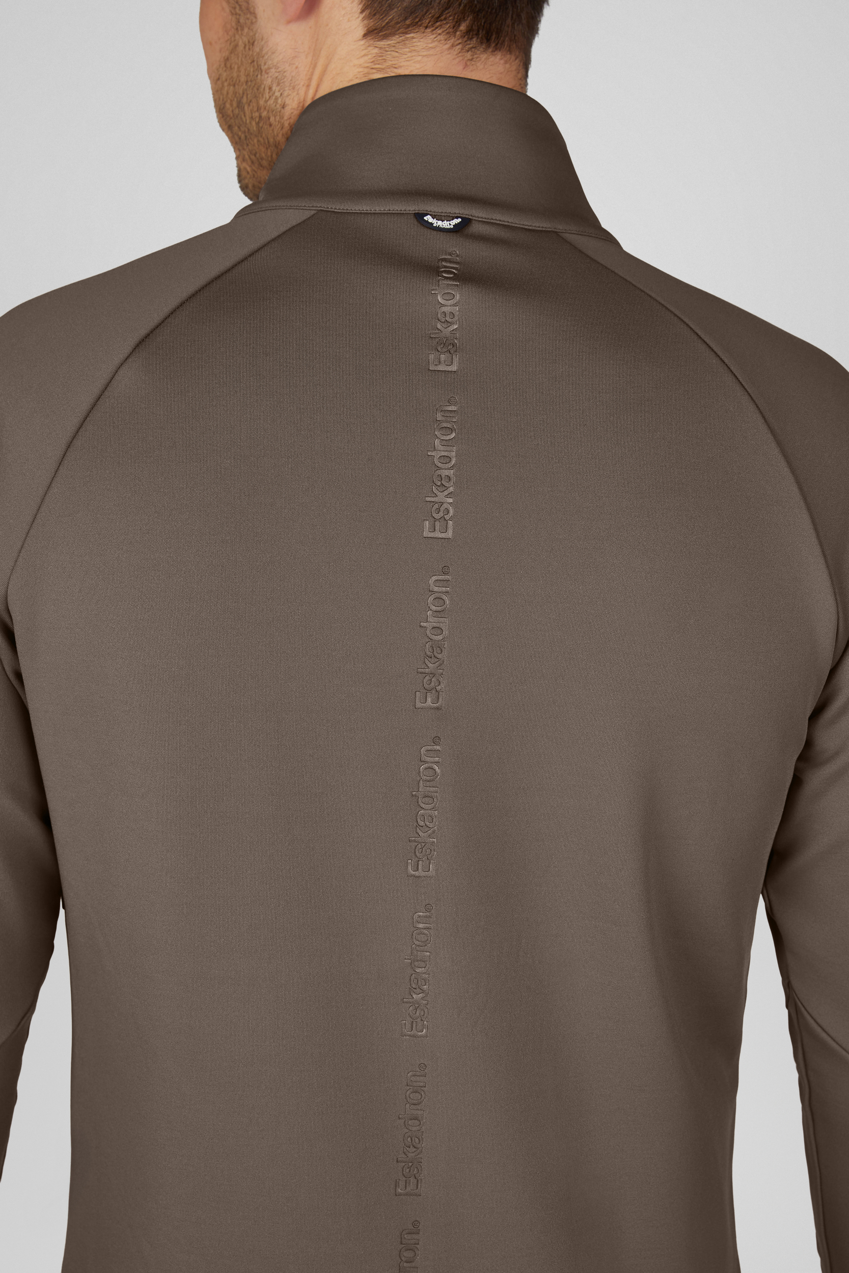 langweilig-schnitt, langarm, taupe, kein-reißverschluss, rückenzauberband, Reißverschluss?, Logo-Text, Rückenansicht, Langarmshirt, Taube
