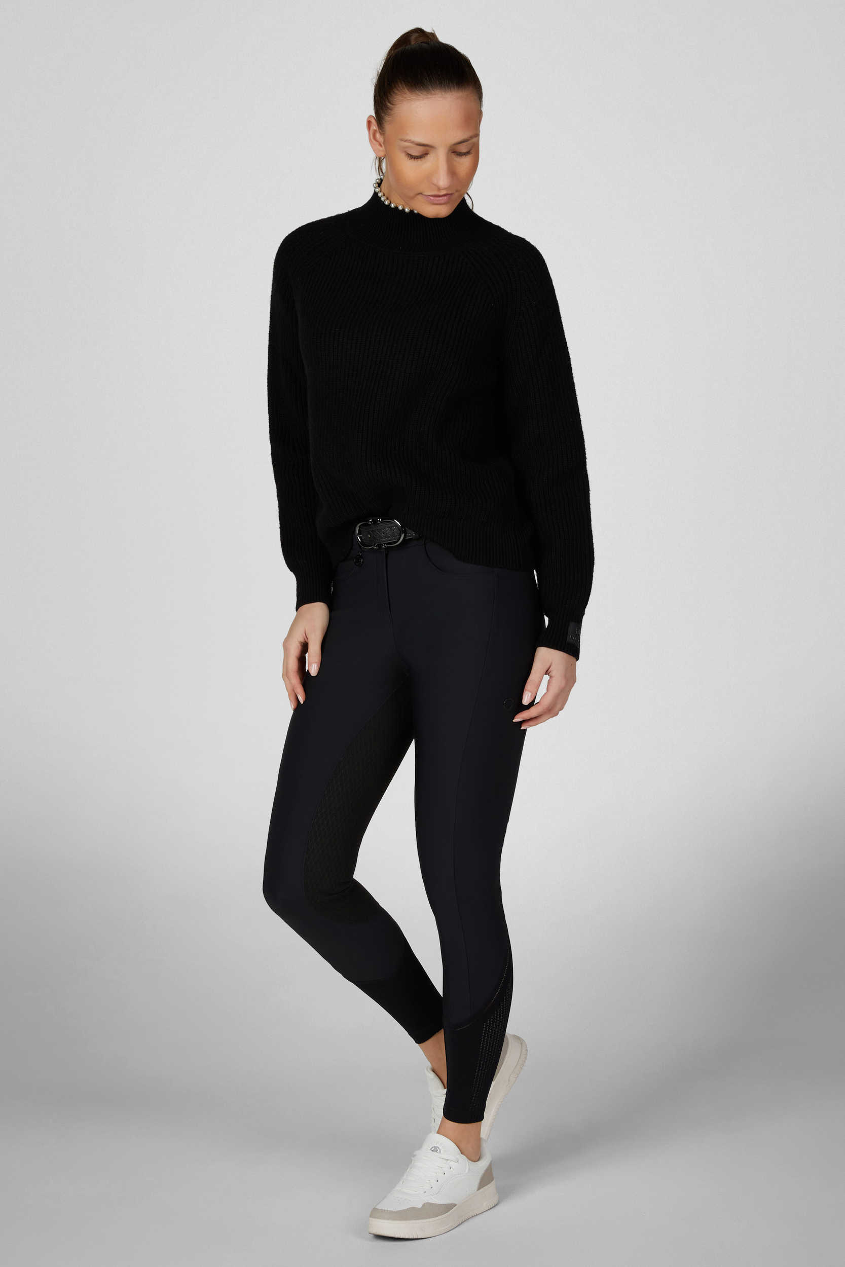 rollkragen, Strickpullover, schwarz, Leggings, Athleisure-Hose, turtleneck, Knit-Pullover, schwarz, Reithose, weiße Sneaker