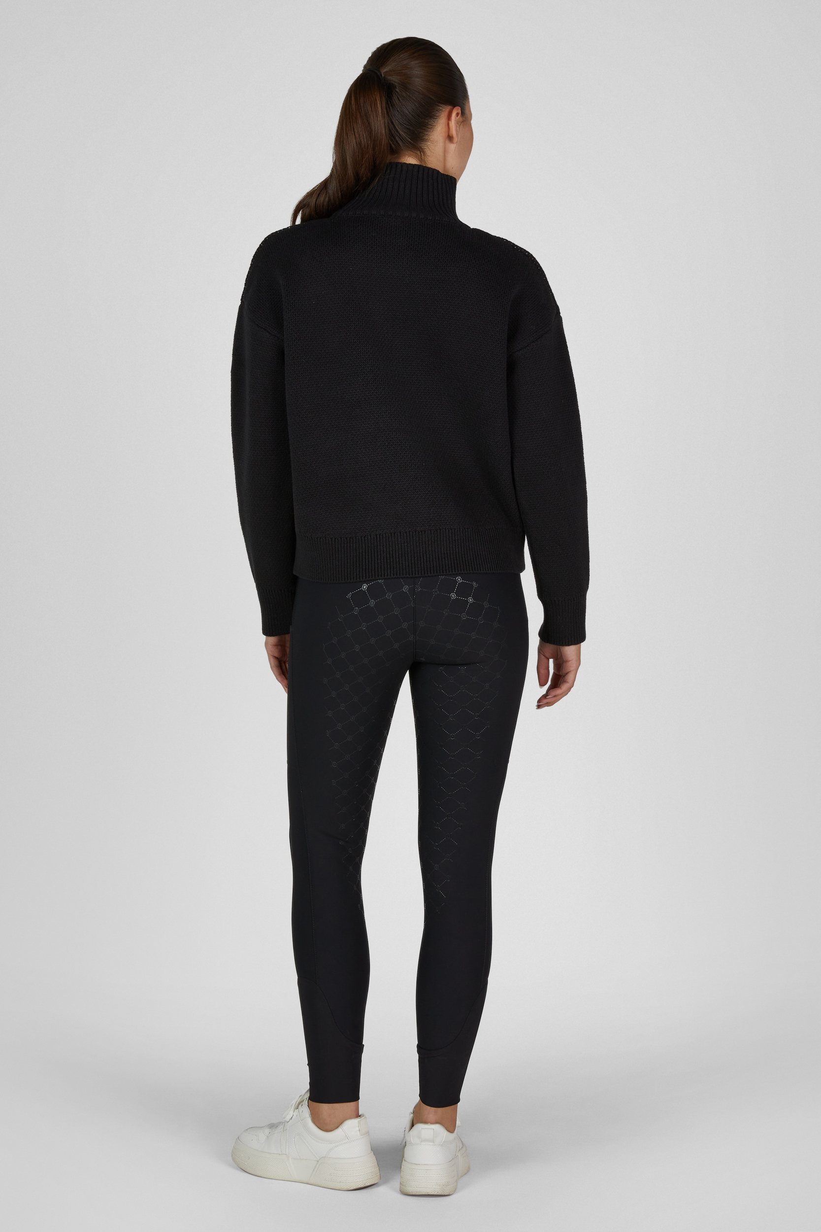 schwarzer Strickpullover, Stehkragen, lange Ärmel, schwarze Leggings, Strukturmuster, Schwarzer Strickpullover, Rollkragen, Lange Ärmel, Schwarze Leggings, Strukturmuster