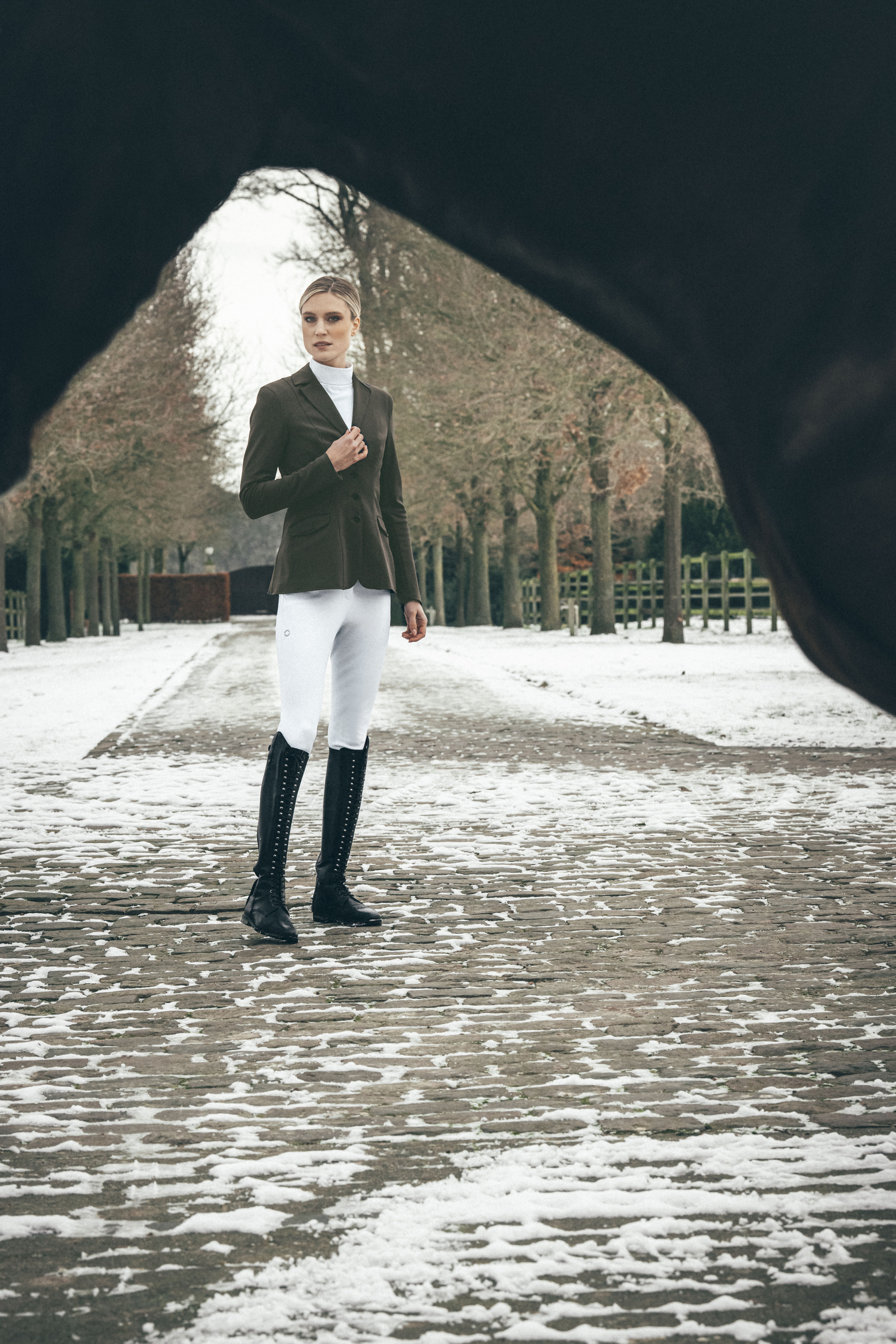 Pferd, Reiterin, Reitausrüstung, Kunstlederstiefel, Winteroutfit, Jacket, Blazer, Weiße Hose, Reitstiefel, Winter, Jacke, Blazer, Hose, Stiefel, Winteroutfit