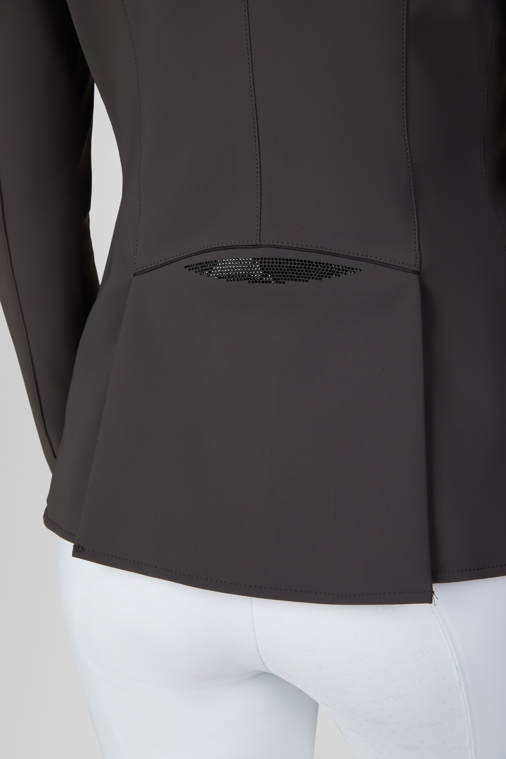 jacke, schwarz, netzpaneel, passformbetont, fitness, rückenband, Płtzelle, perforation, Rückenschnitt, jacke, jacke rückenteil, panele, perforierte lasche, verdeckter reißverschluss, dunkelgrau