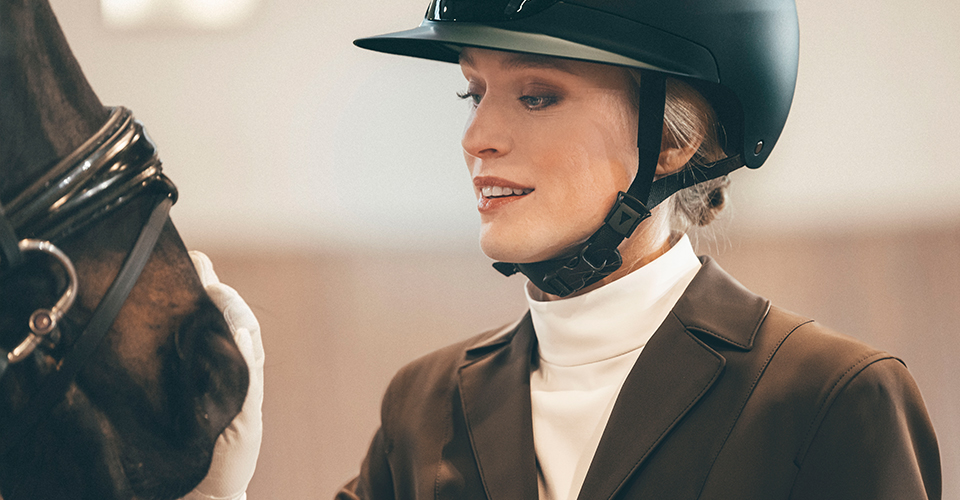 Reithelm, schwarzer Helm, Helmschirm, Kinnriemen, Reitjacke, Reithelm, schwarz, Kinnriemen, Reithelm, schwarzer Helm, Kinnriemen, Pferdesport